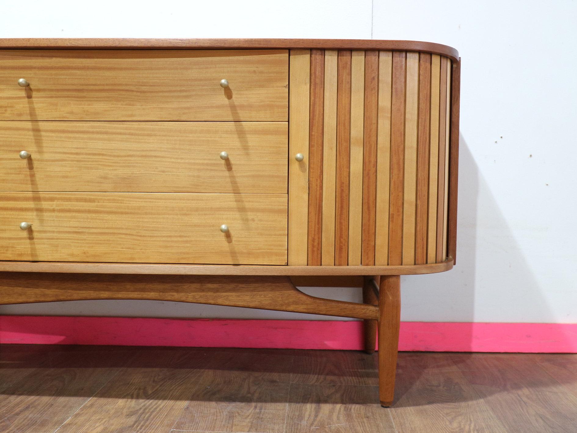 Aparador Credenza con puerta de tambor de teca de mediados del siglo XX by Austinsuite Teca