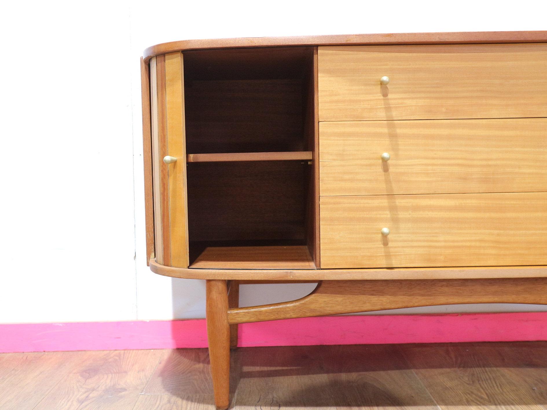Aparador Credenza con puerta de tambor de teca de mediados del siglo XX by Austinsuite 1