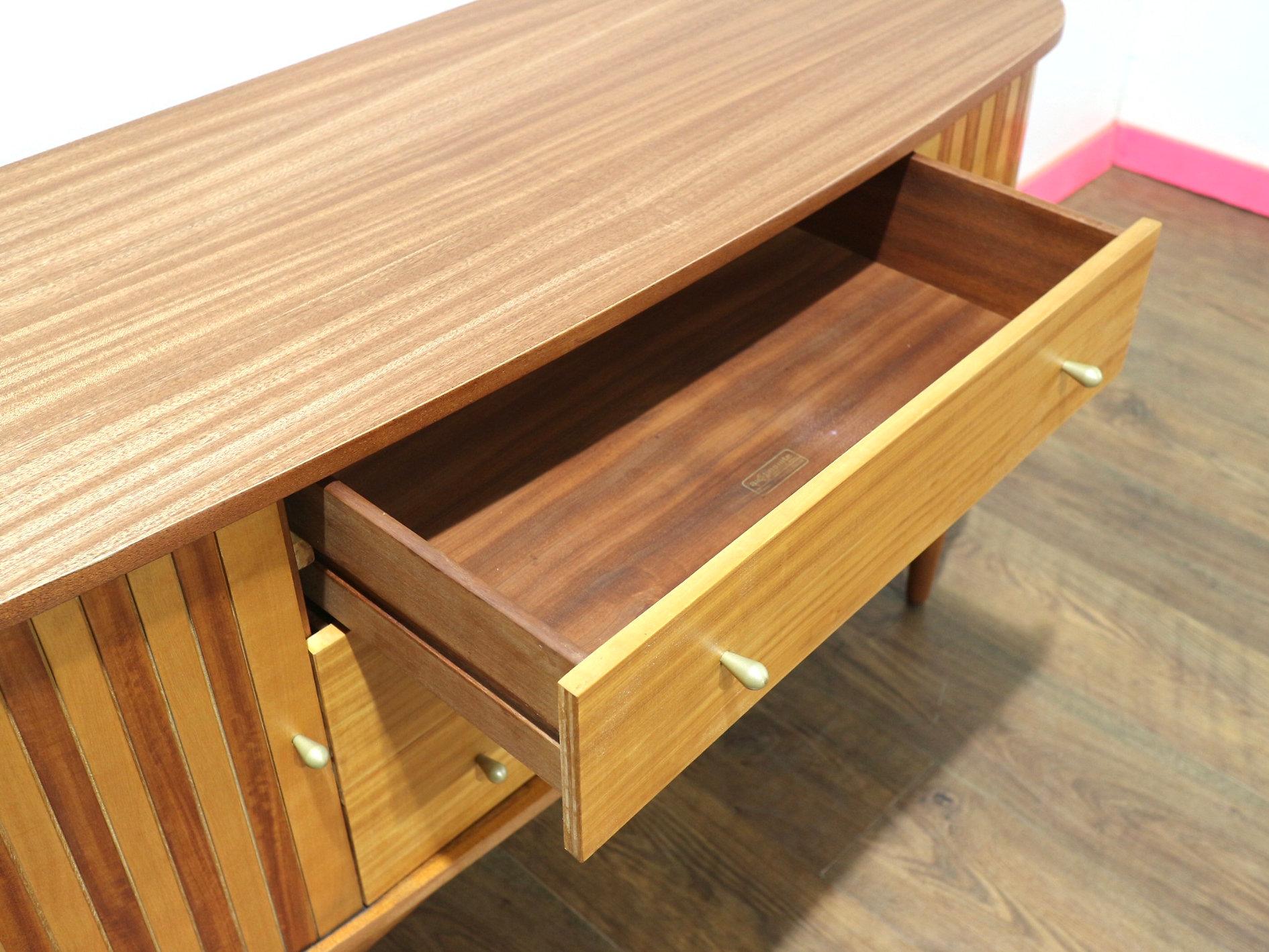 Aparador Credenza con puerta de tambor de teca de mediados del siglo XX by Austinsuite 3