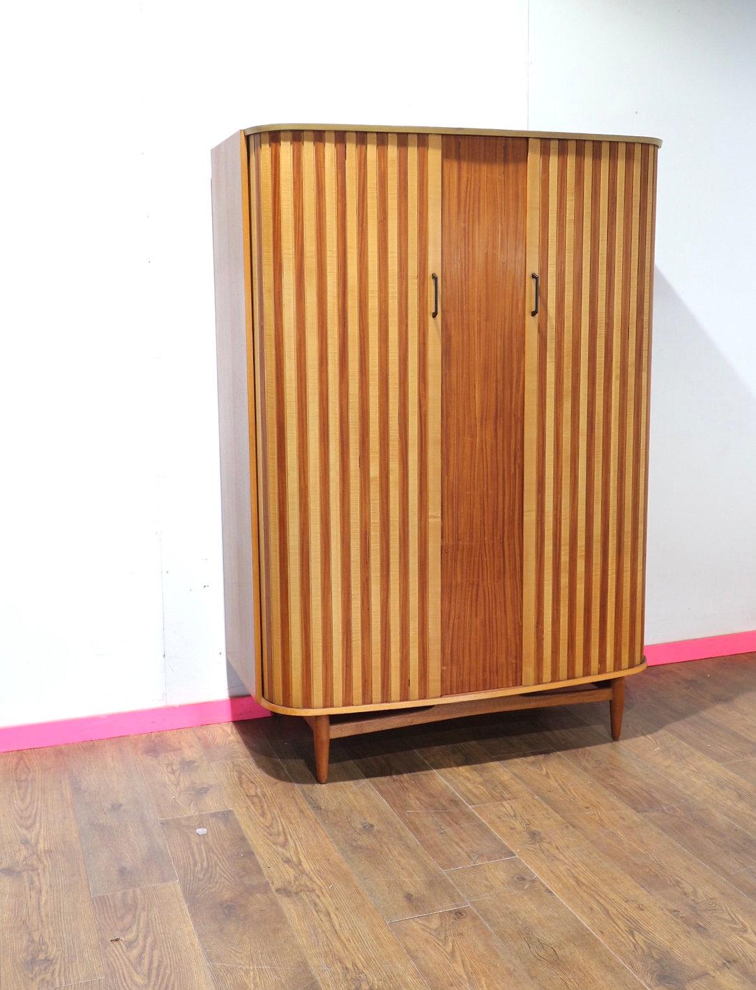 Mid-Century moderno Armadio a Tamburo con Anta Ampia in Teak Vintage del Mid Century Modern by Austinsuite in vendita