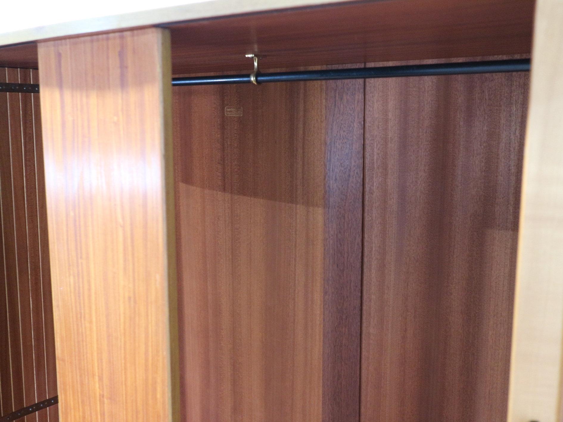 Armadio a Tamburo con Anta Ampia in Teak Vintage del Mid Century Modern by Austinsuite In condizioni buone in vendita a Los Angeles, CA