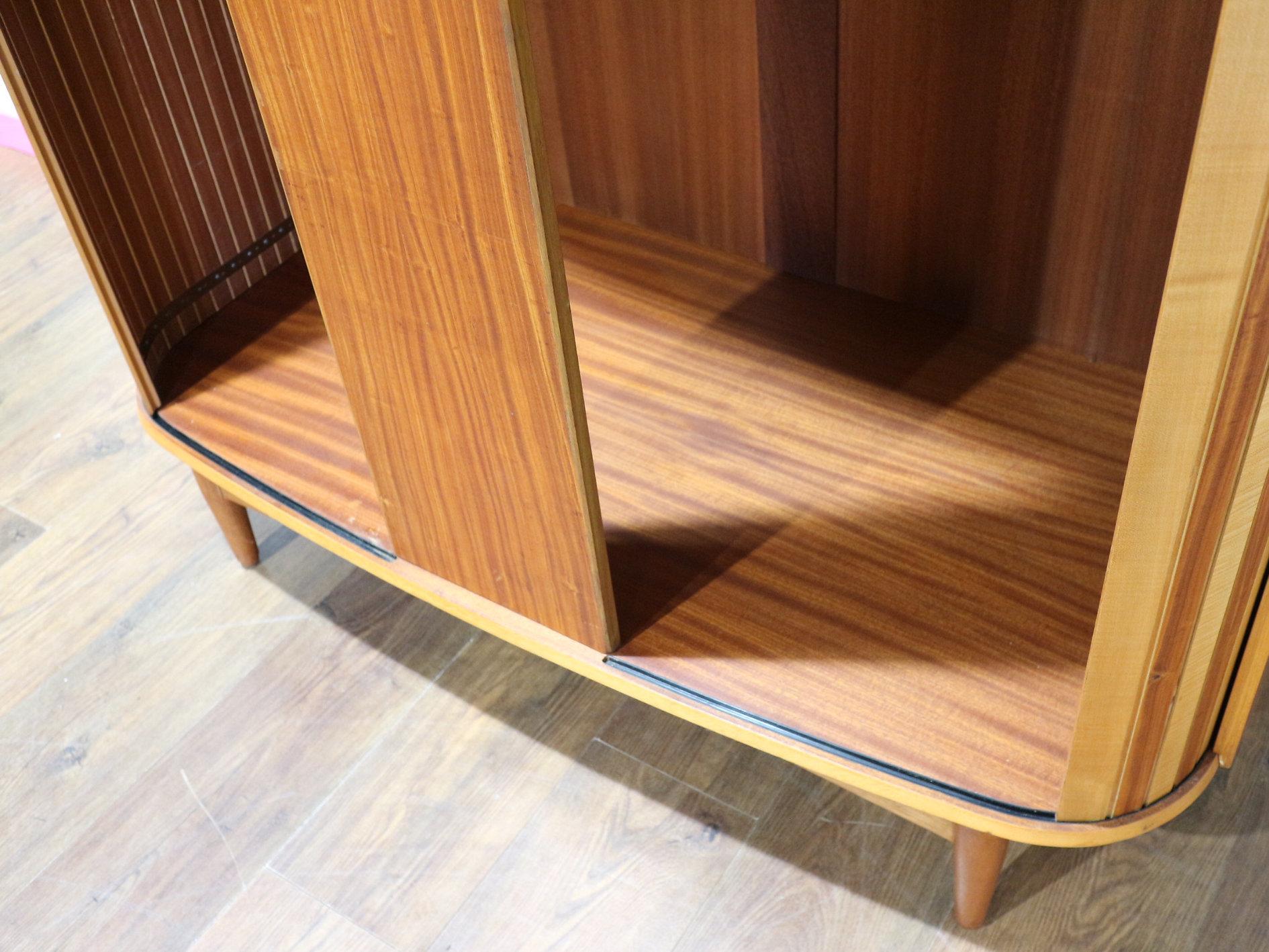 XX secolo Armadio a Tamburo con Anta Ampia in Teak Vintage del Mid Century Modern by Austinsuite in vendita