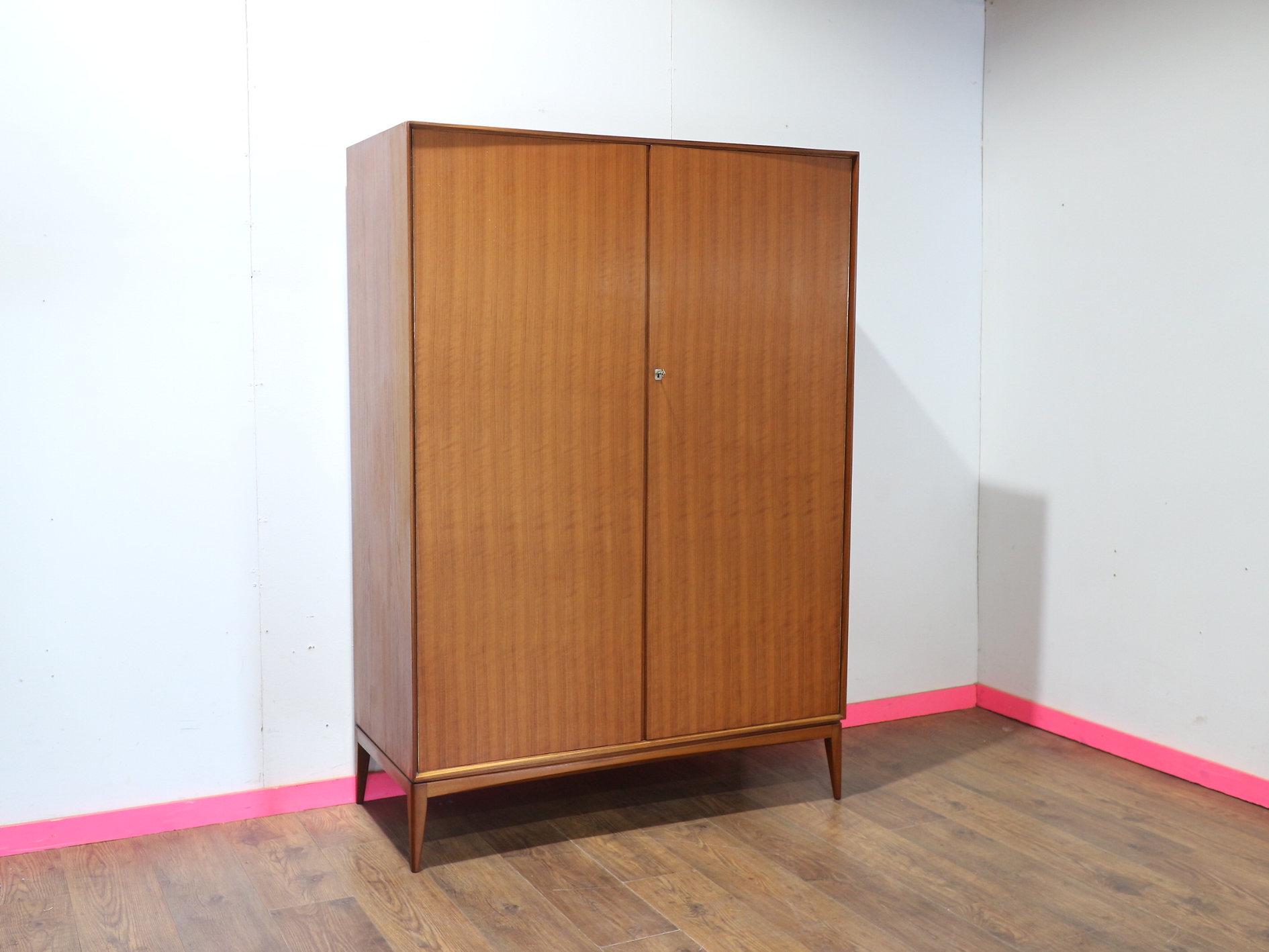 Mid-Century moderno Armadio triplo in teak vintage del Mid Century Modern by Mcintosh in vendita