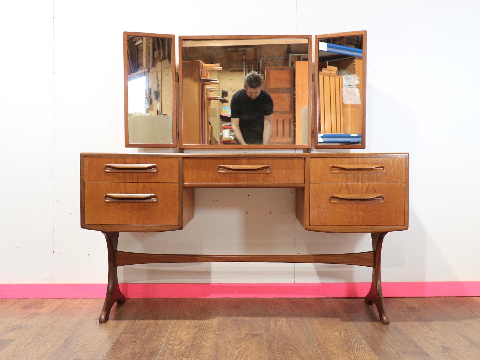 Scrivania in teak d'epoca moderna del Medioevo di G-Plan in stile danese in vendita 4
