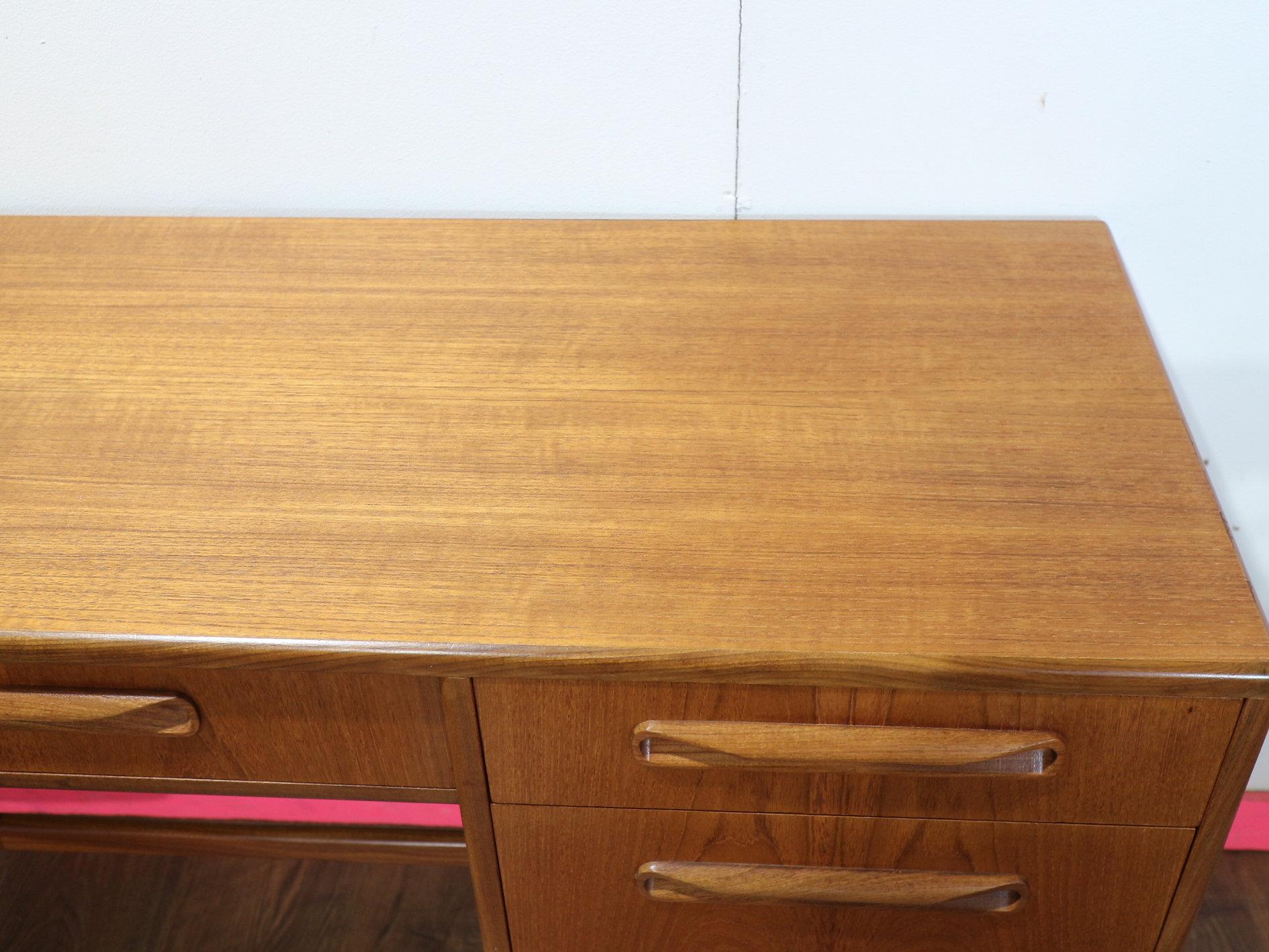 Mid-Century moderno Scrivania in teak d'epoca moderna del Medioevo di G-Plan in stile danese in vendita