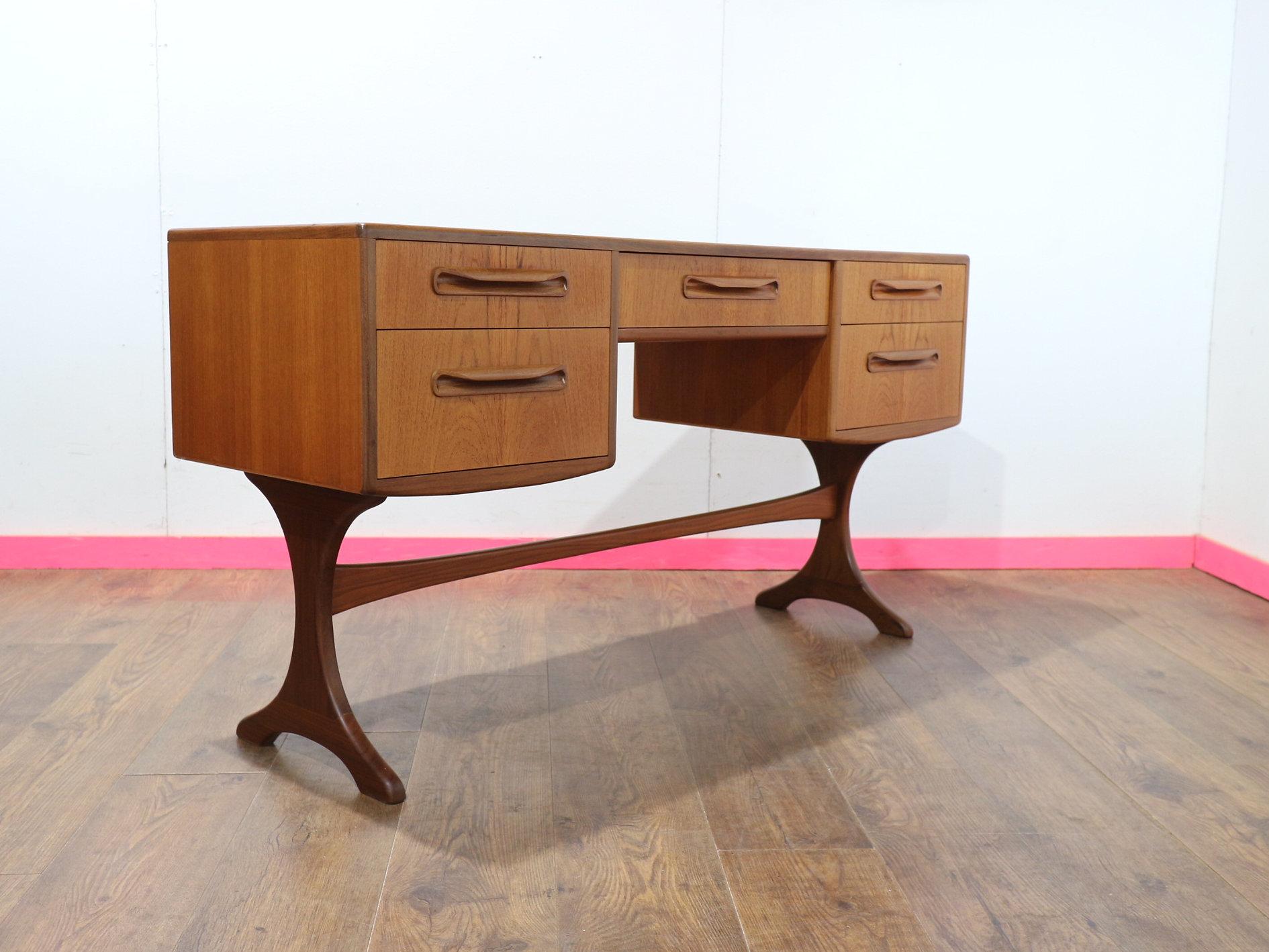 Scrivania in teak d'epoca moderna del Medioevo di G-Plan in stile danese In condizioni buone in vendita a Los Angeles, CA