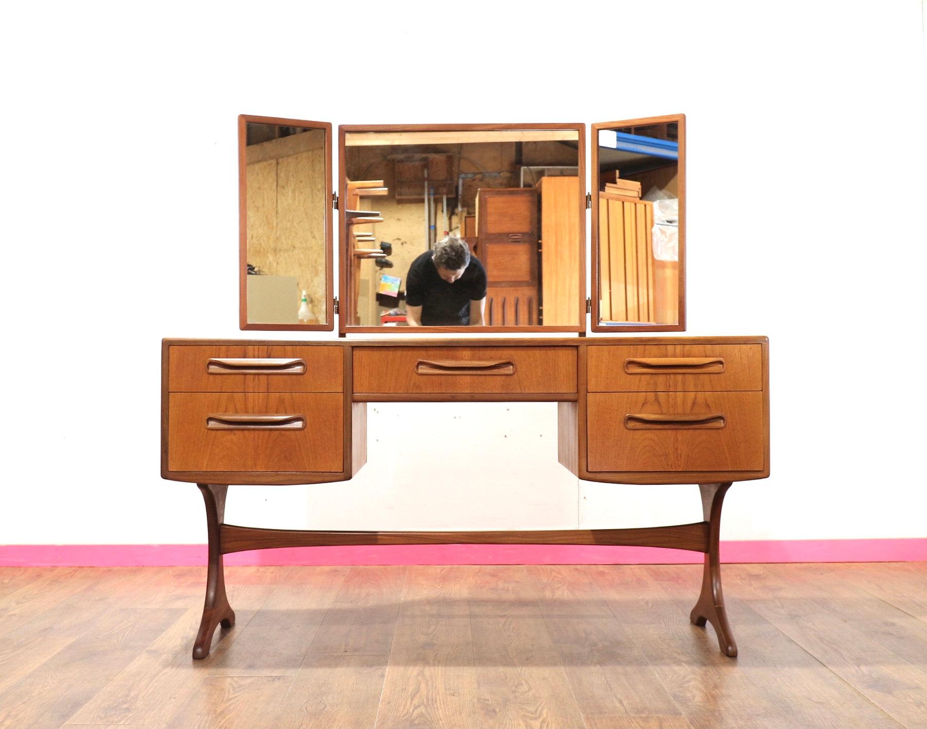 Scrivania in teak d'epoca moderna del Medioevo di G-Plan in stile danese in vendita 1