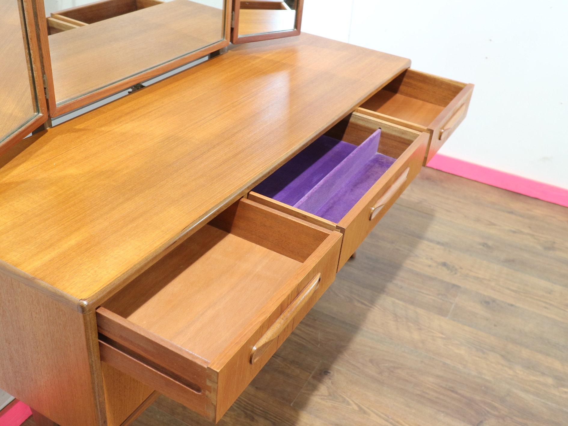 Scrivania in teak d'epoca moderna del Medioevo di G-Plan in stile danese in vendita 2