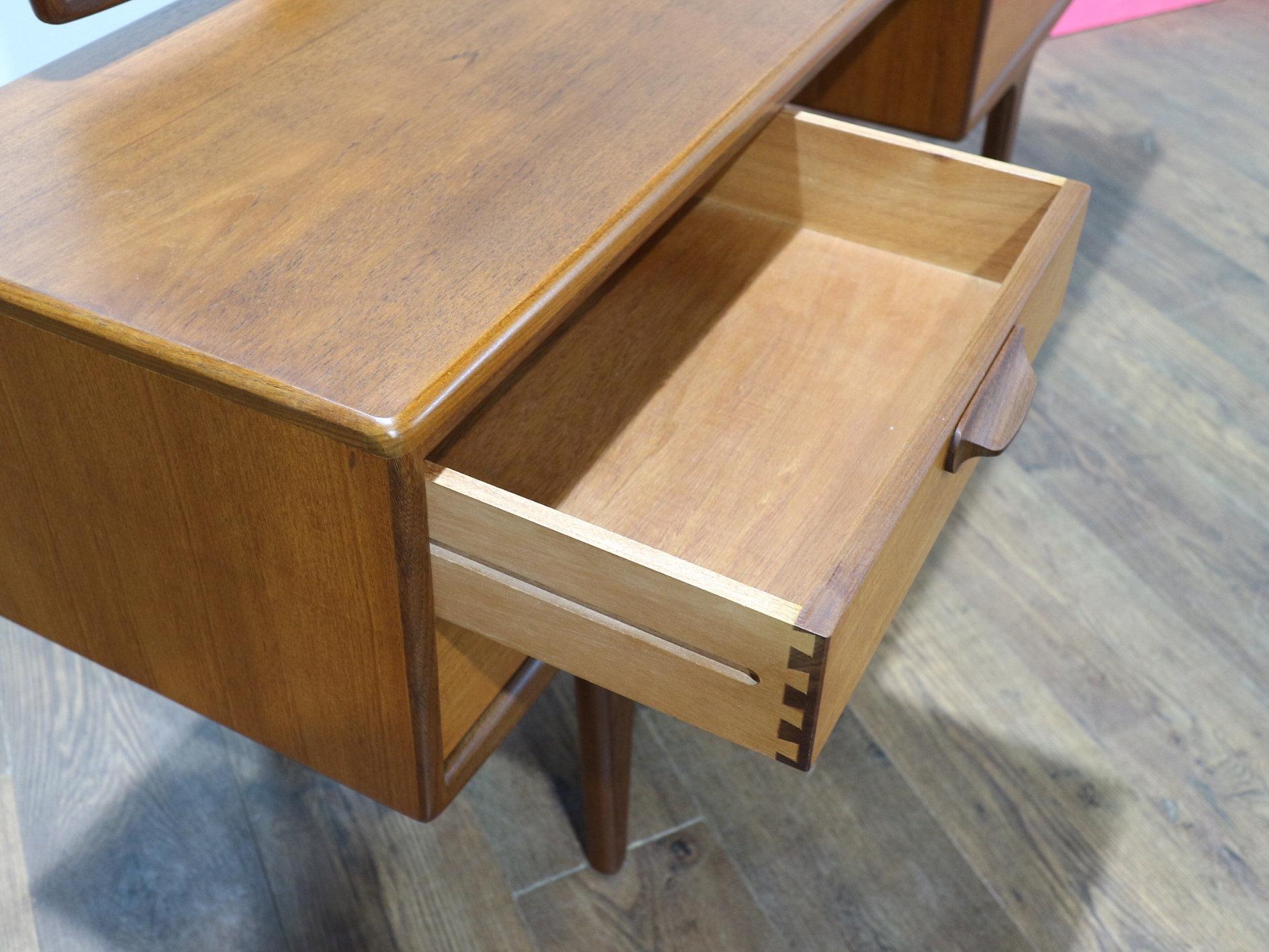 Mid-Century Modern Vintage-Schminktisch-Schminktisch aus Teakholz im dänischen Stil des Jüngeren dänischen Stils (Moderne der Mitte des Jahrhunderts)