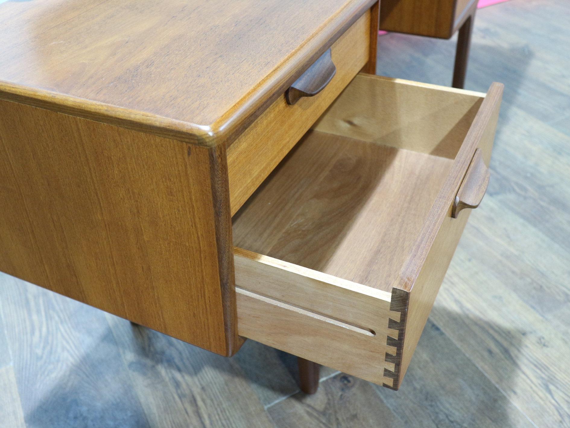 Mid-Century Modern Vintage-Schminktisch-Schminktisch aus Teakholz im dänischen Stil des Jüngeren dänischen Stils (Britisch)