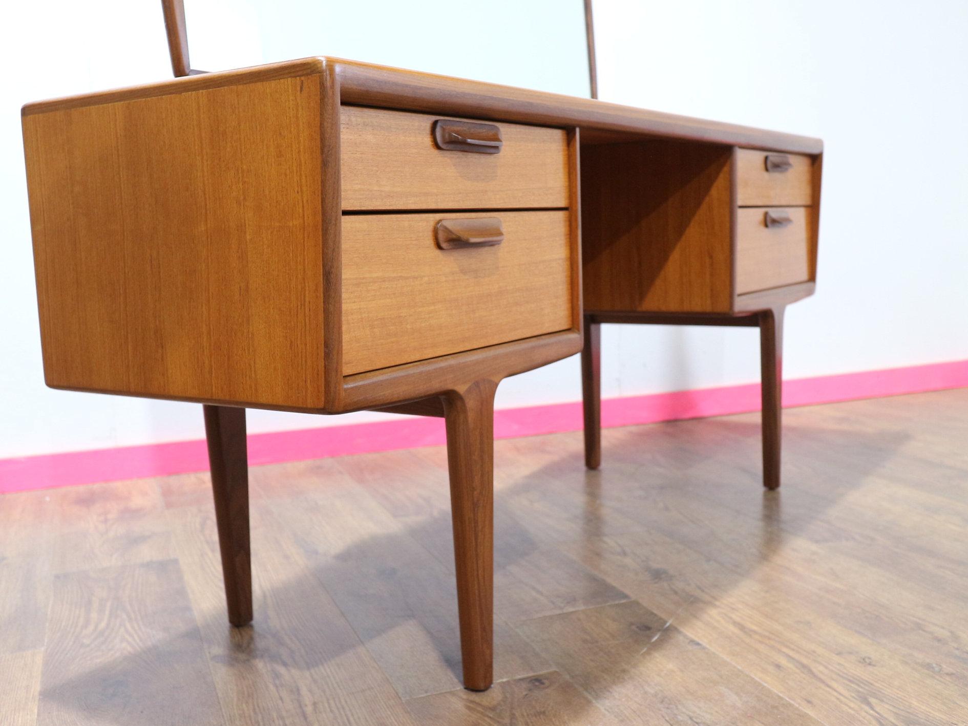 Mid-Century Modern Vintage-Schminktisch-Schminktisch aus Teakholz im dänischen Stil des Jüngeren dänischen Stils im Zustand „Gut“ in Los Angeles, CA