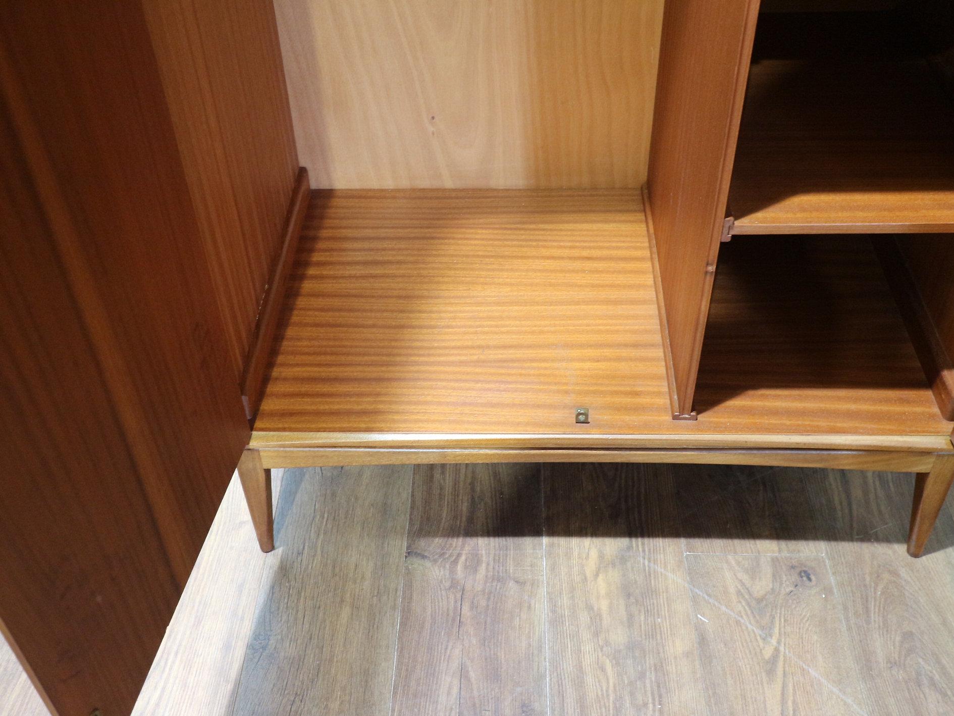Armadio guardaroba in teak vintage del Mid Century Modern di Mcintosh in stile danese in vendita 2