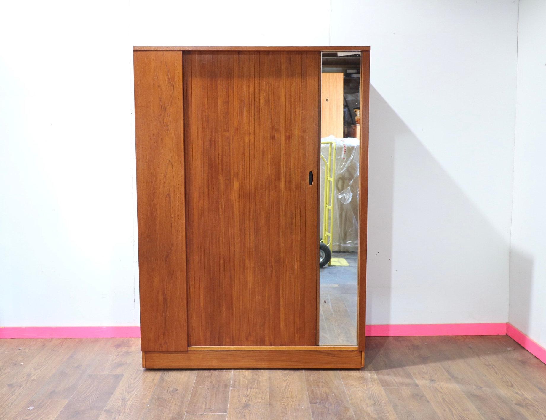Ti presentiamo questo armadio a tre ante in teak vintage e moderno del Mid Century di Austinsuite, un'aggiunta straordinaria a qualsiasi collezione di mobili del Mid Century. Questo pezzo di produzione britannica è una vera e propria