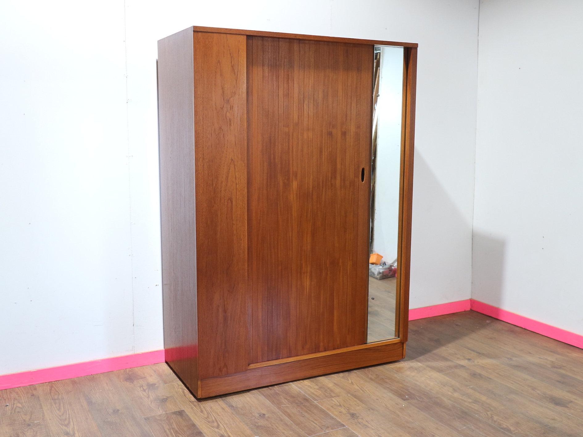 Mid-Century moderno Armadio a muro in teak vintage e moderno del Mid Century Modern di Austinsuite in vendita