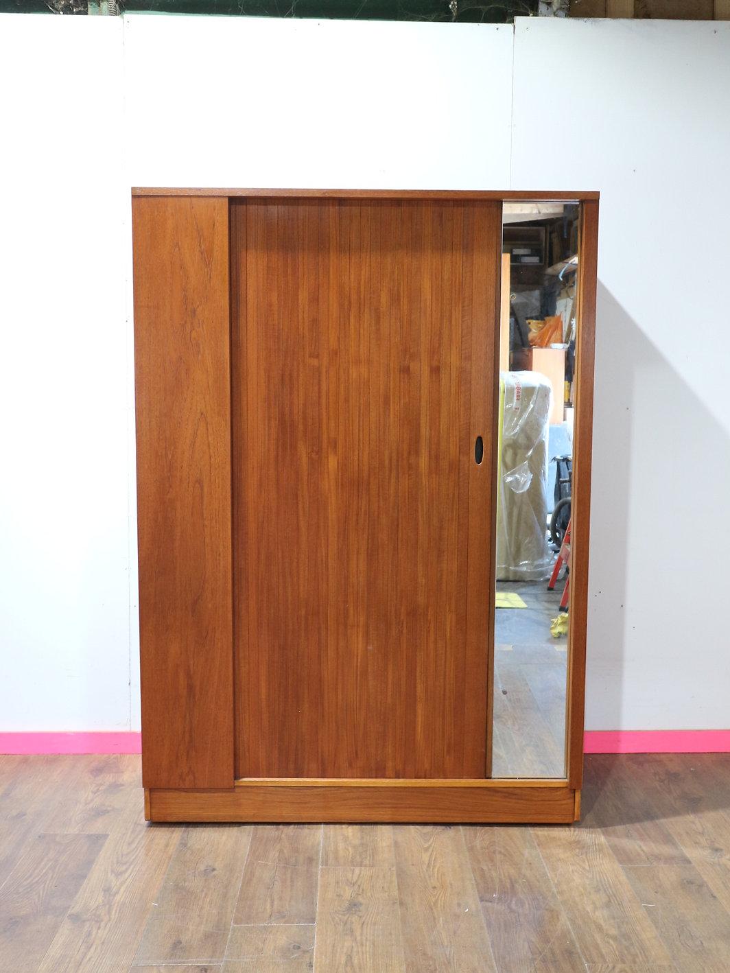 Britannico Armadio a muro in teak vintage e moderno del Mid Century Modern di Austinsuite in vendita