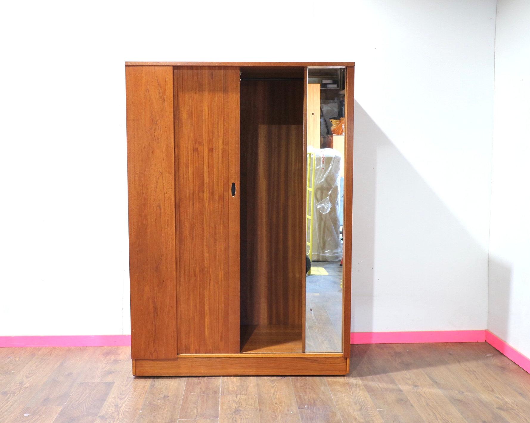 Armadio a muro in teak vintage e moderno del Mid Century Modern di Austinsuite In condizioni buone in vendita a Los Angeles, CA