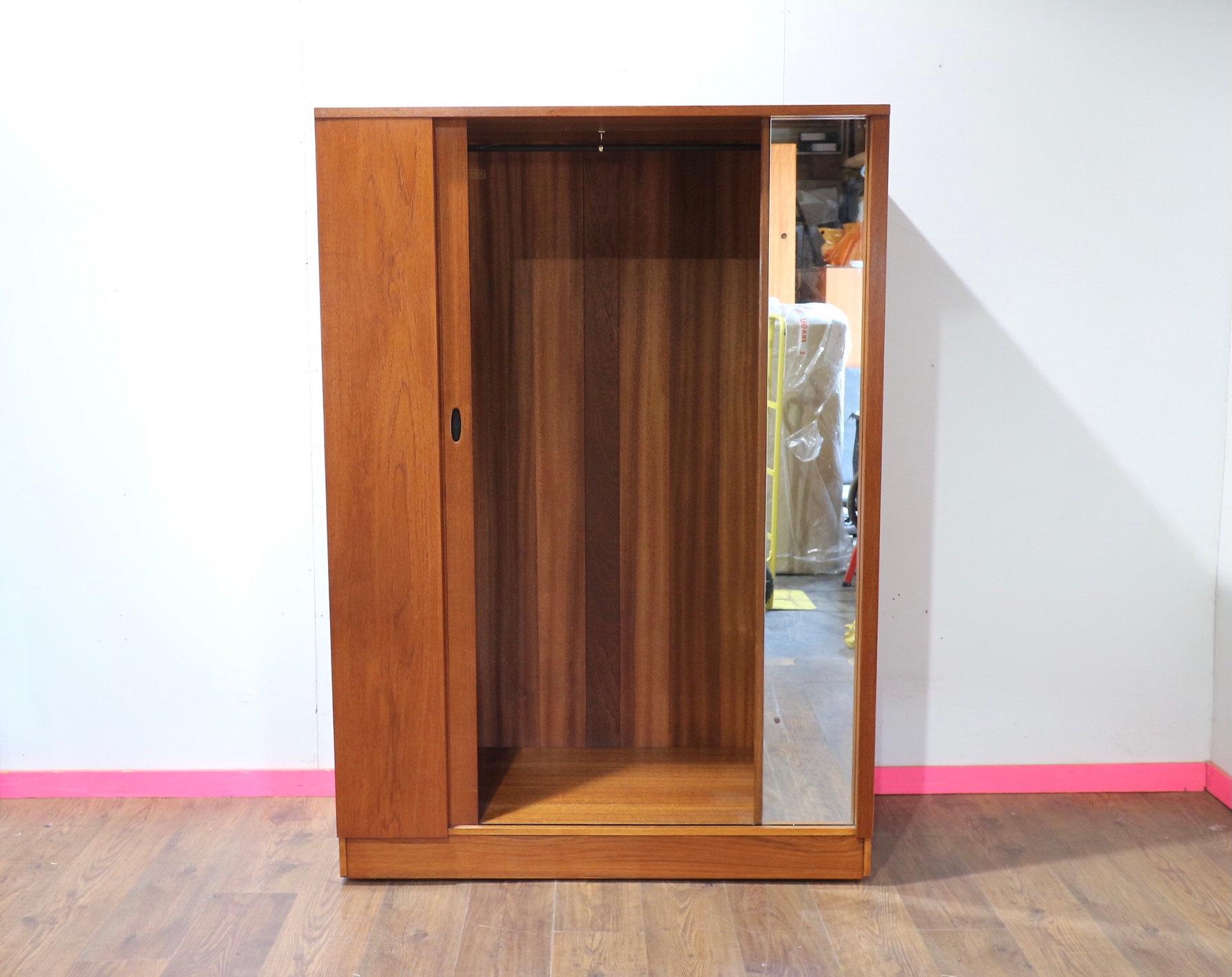 XX secolo Armadio a muro in teak vintage e moderno del Mid Century Modern di Austinsuite in vendita