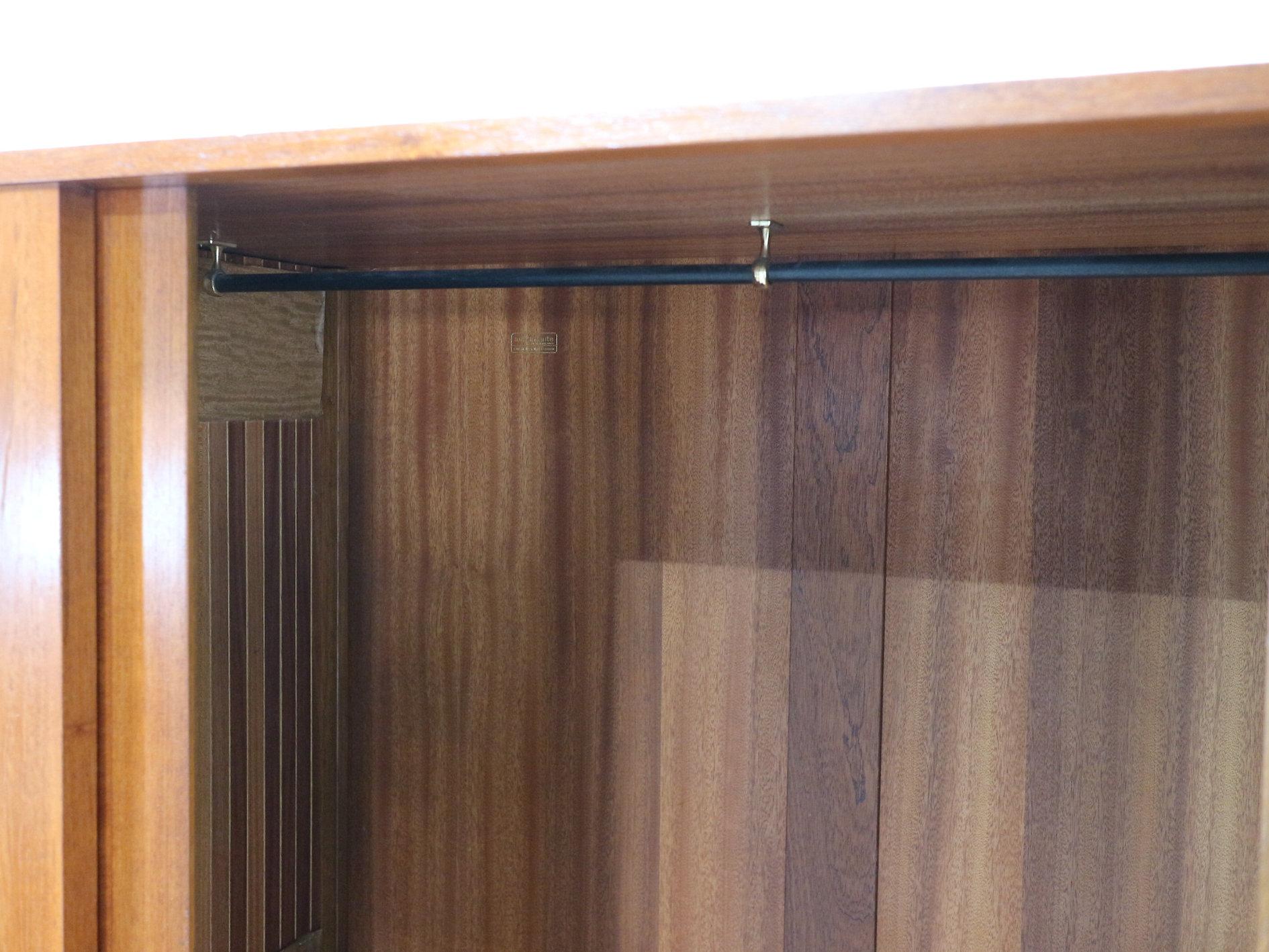 Teak Armadio a muro in teak vintage e moderno del Mid Century Modern di Austinsuite in vendita