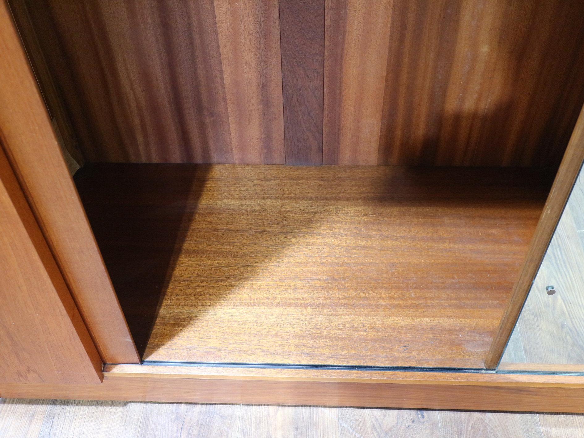 Armadio a muro in teak vintage e moderno del Mid Century Modern di Austinsuite in vendita 1