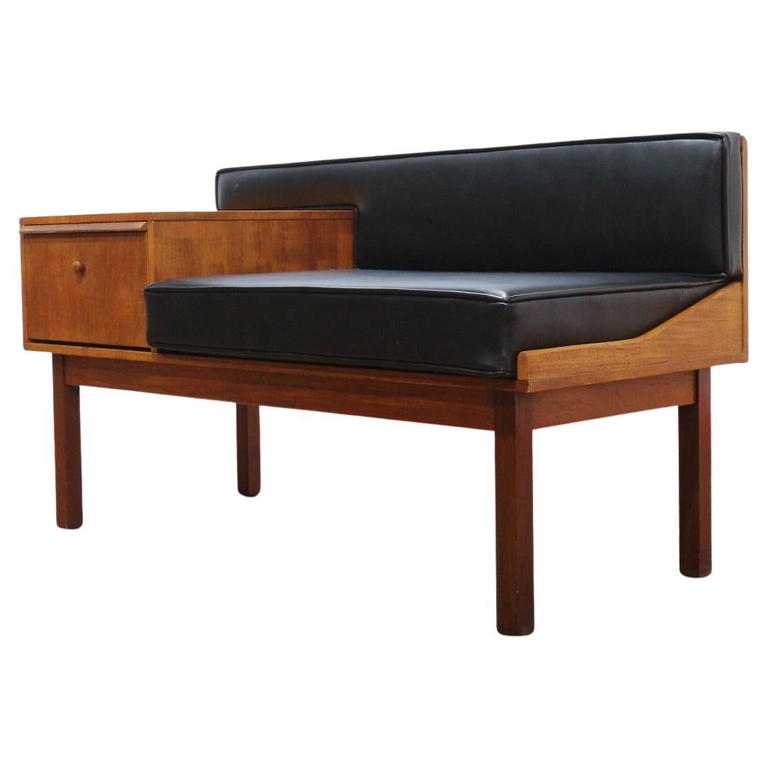 Mejora tu salón con la preciosa mesa teléfono del fabricante de muebles británico Chippy Heath. Esta exquisita pieza ejemplifica un bello estilo y un diseño atemporal, combinando a la perfección con cualquier decoración Moderna de Mediados de Siglo.