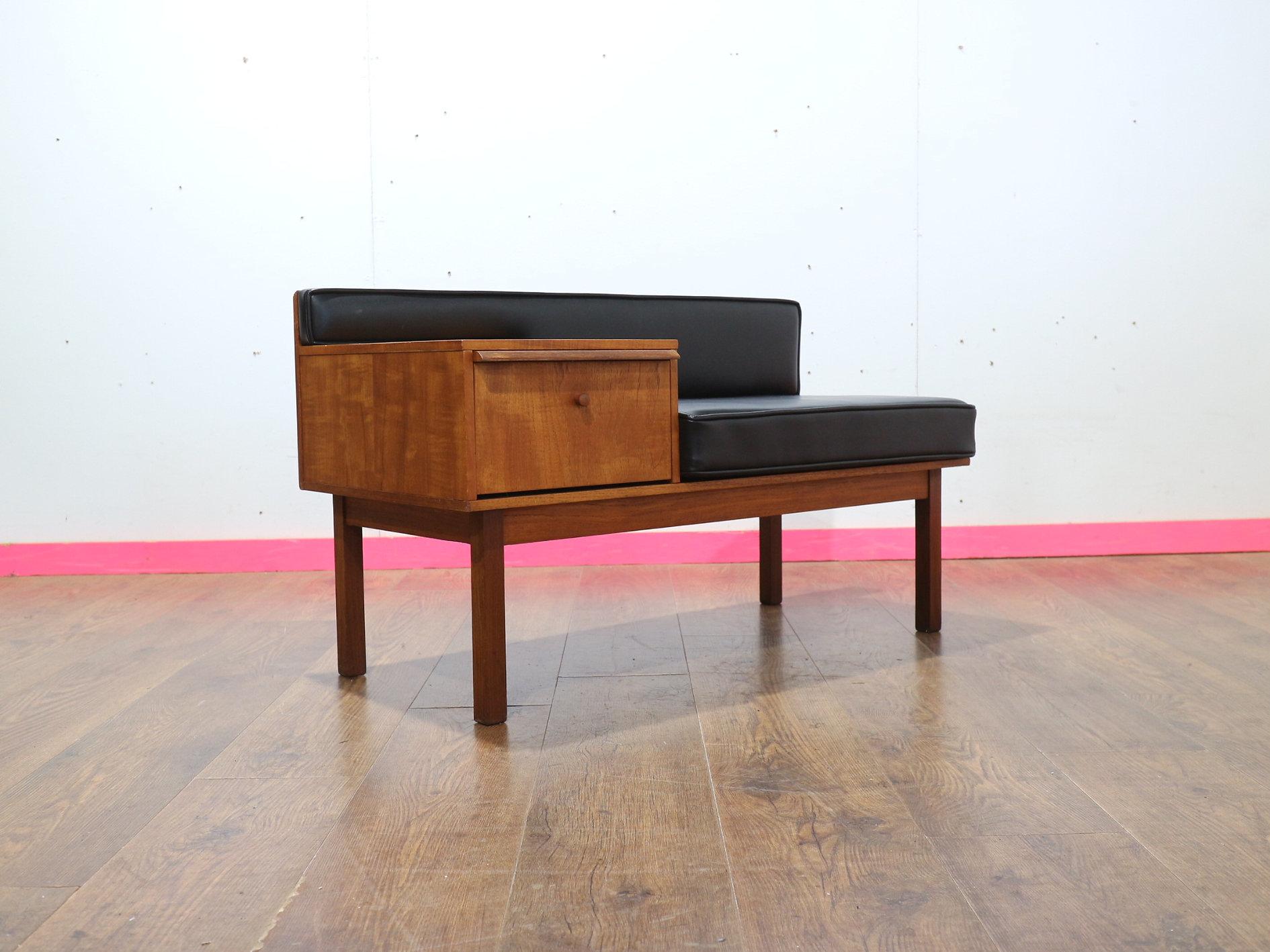 Mesa auxiliar de estilo danés Mid Century Modern Vintage Telephone de Chippy Heath Moderno de mediados de siglo en venta