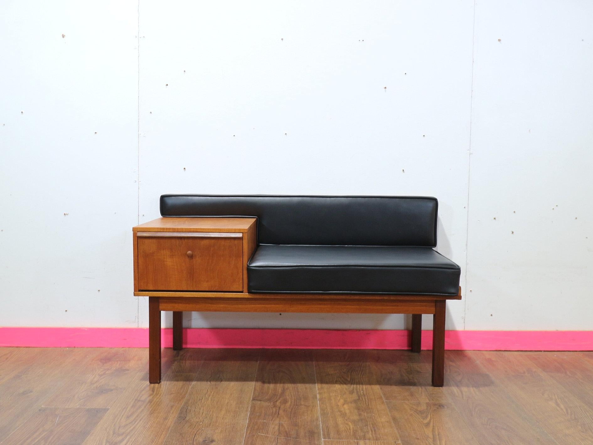 Mesa auxiliar de estilo danés Mid Century Modern Vintage Telephone de Chippy Heath en venta 1