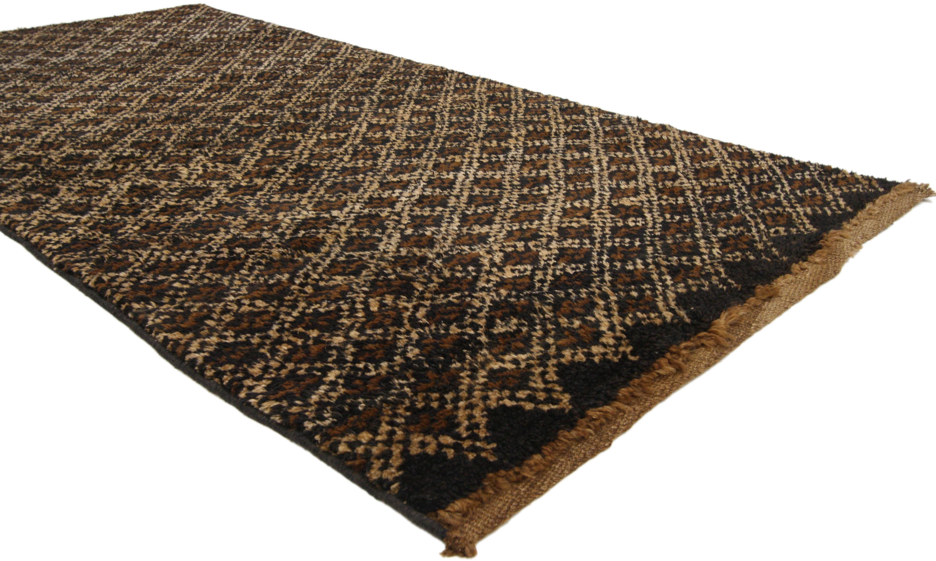 52294 Vintage Turkish Tulu Accent Rug with Mid-Century Modern Style, Small Shag Runner 03'00 x 05'11. This vintage Turkish Tulu accent rug with Mid-Century Modern style features an all-over diamond trellis pattern. With its Minimalist approach and