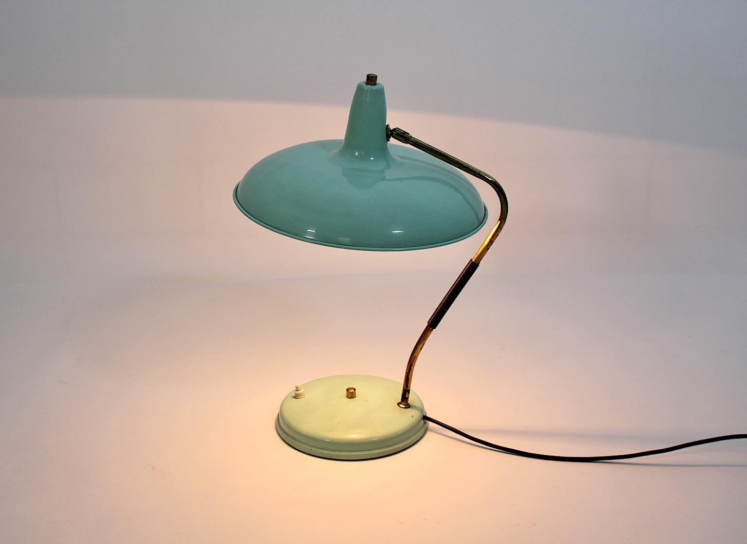 Mid-Century Modern Lampe de bureau moderne du milieu du siècle dernier en métal turquoise et laiton Stilnovo, années 1950, Italie en vente