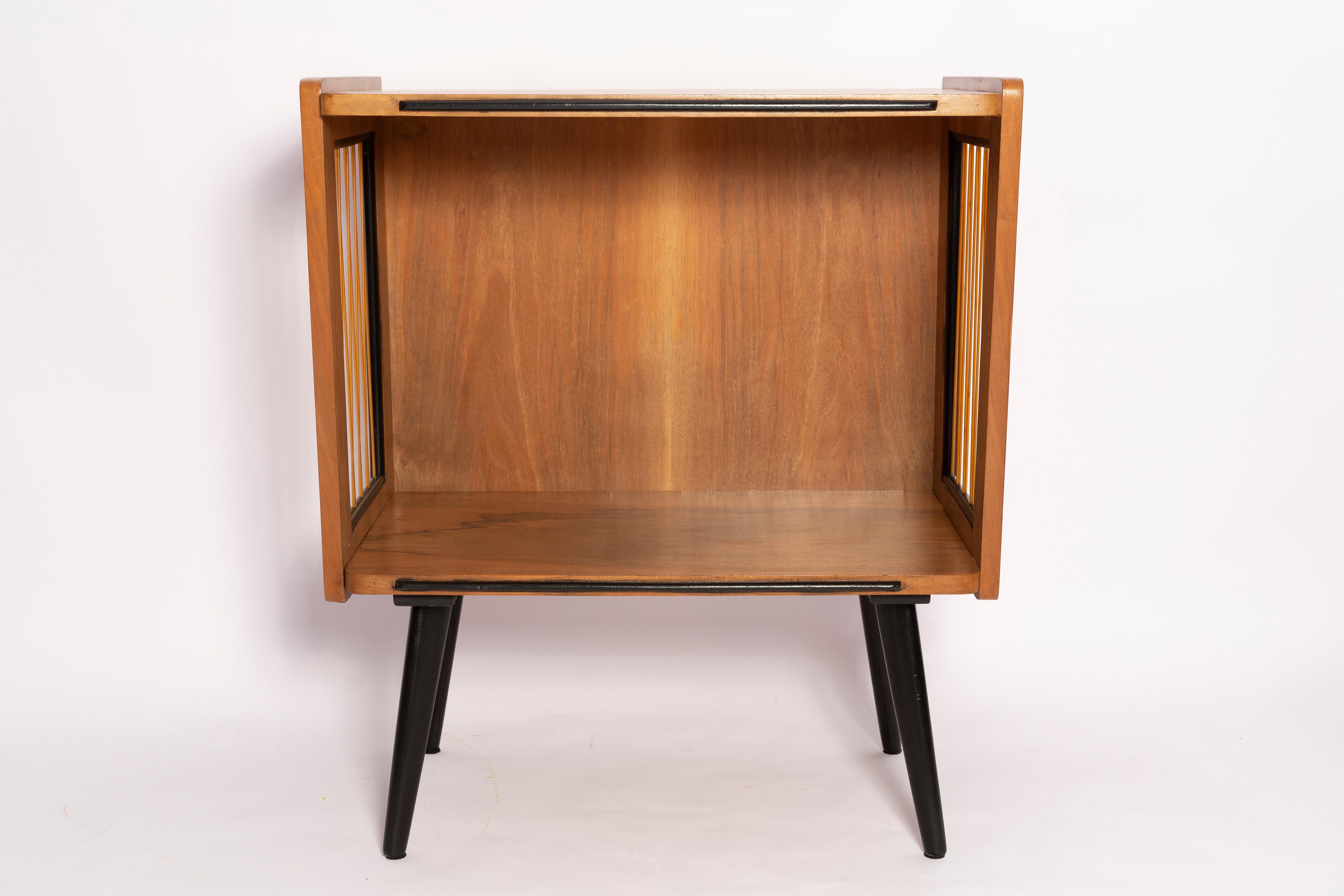Mid-Century Modern Vintage TV Side Table, Beechwood, Poland, 1960s In Excellent Condition For Sale In 05-080 Hornowek, PL