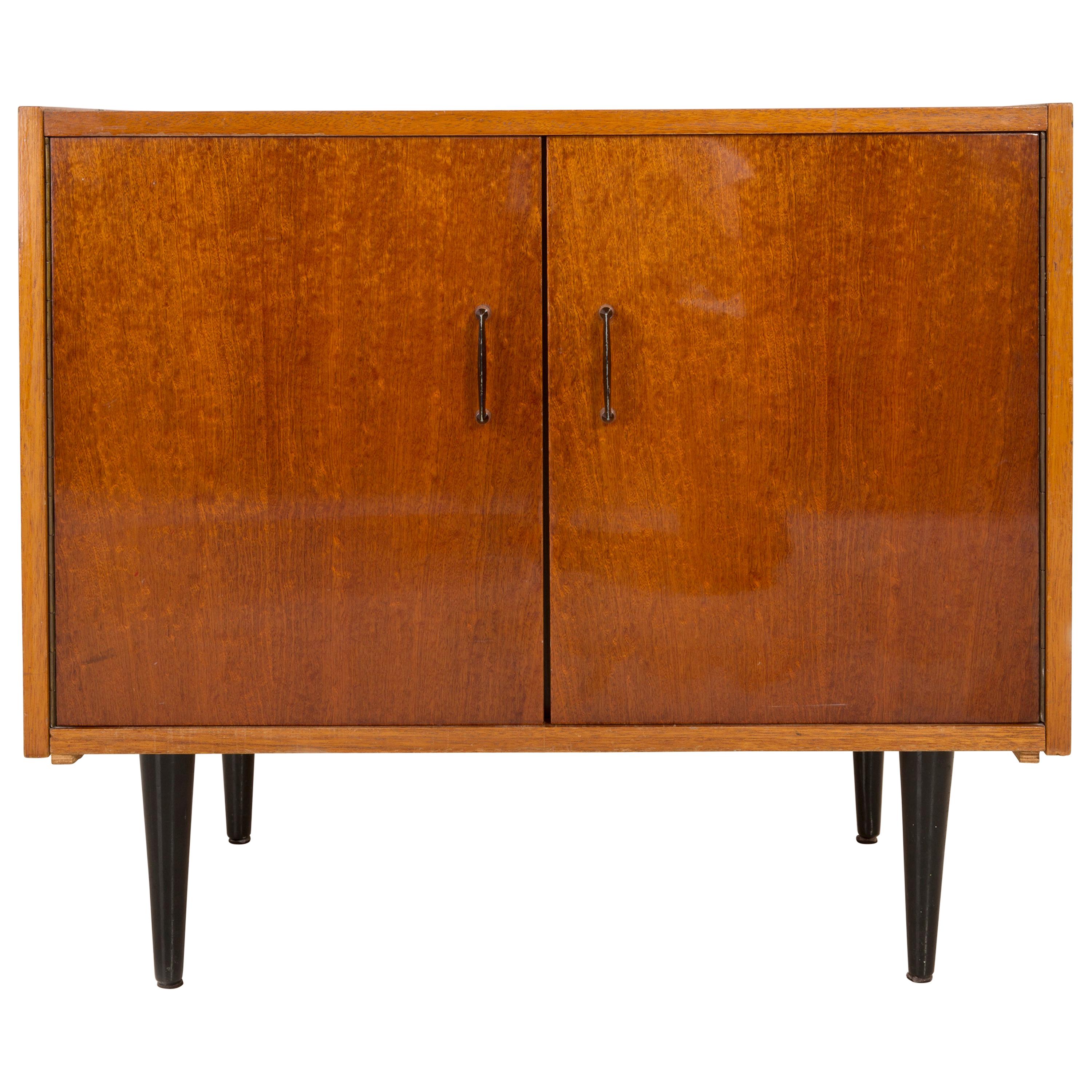 Moderner TV-Tisch oder Sideboard aus der Jahrhundertmitte:: Holz:: Polen:: 1960