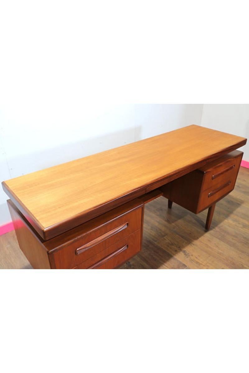Mid Century Modern Vintage Vanity Table Desk By Victor Wilkins For G Plan Danish In Good Condition In Los Angeles, CA