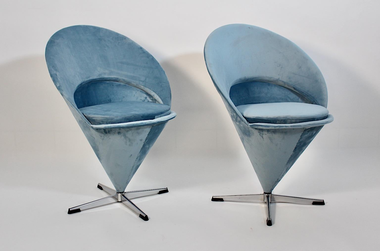 Ein atemberaubendes Paar oder Duo schwenkbarer Beistellstühle Modell Cone, entworfen von Verner Panton 1958, Dänemark.
Dieses Paar Kegelstühle ist neu mit pastellblauem Samtstoff bezogen und so zeigt das Duo insgesamt einen guten Zustand mit