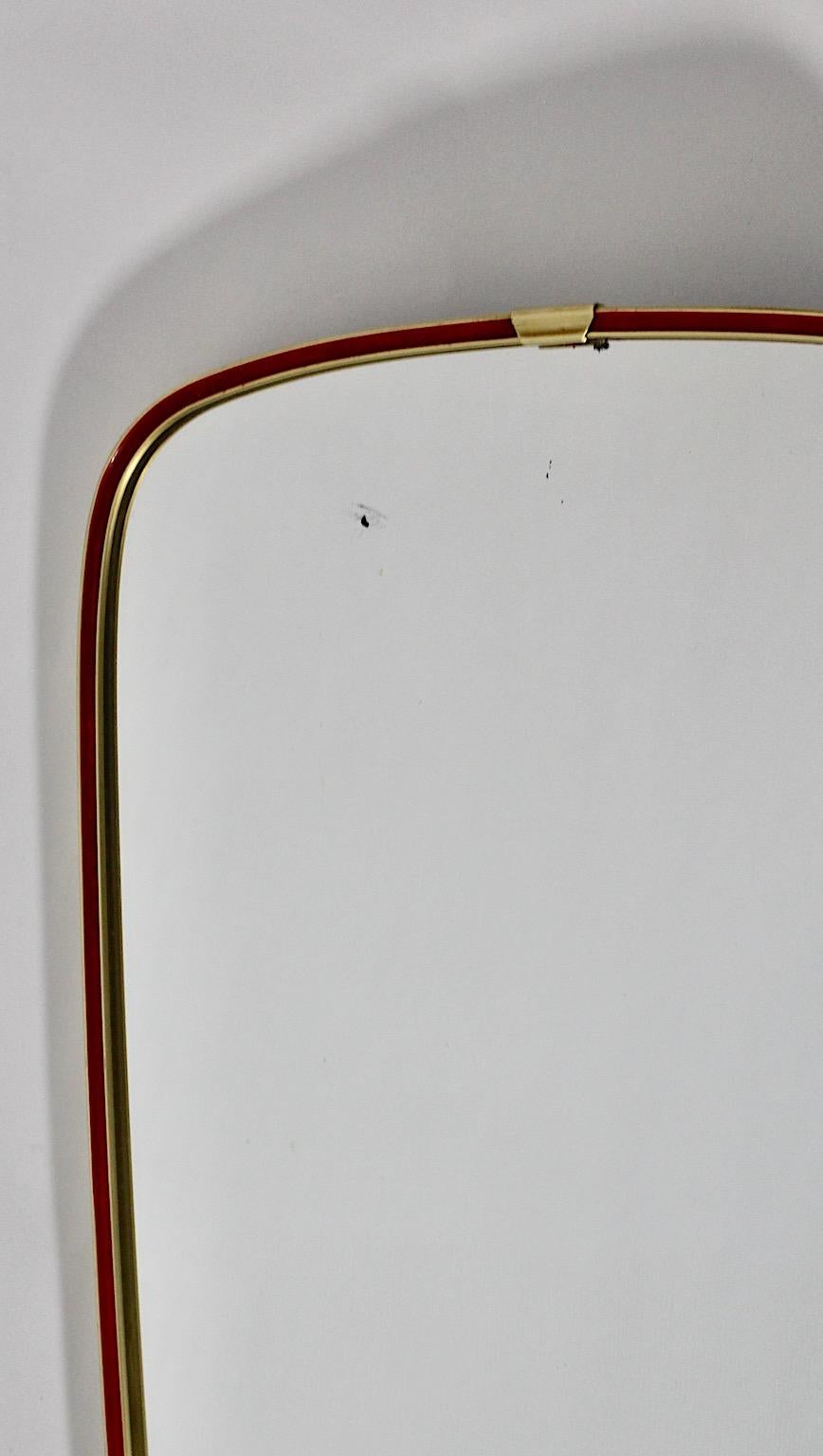 Specchio da parete Vintage del Mid Century Modern Specchio da terra Ottone Fodera rossa 1950 Italia in vendita 4