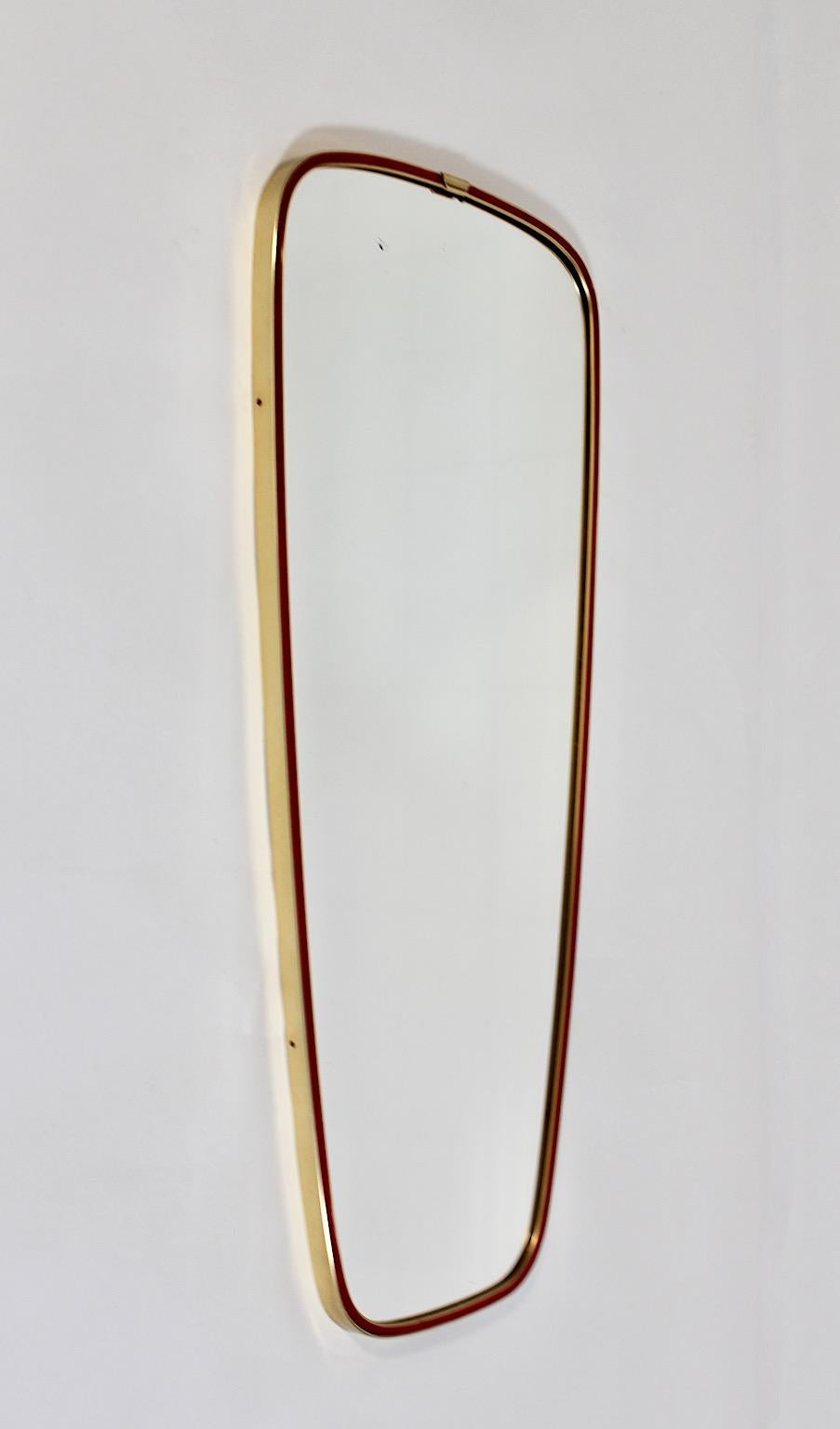 Italiano Specchio da parete Vintage del Mid Century Modern Specchio da terra Ottone Fodera rossa 1950 Italia in vendita
