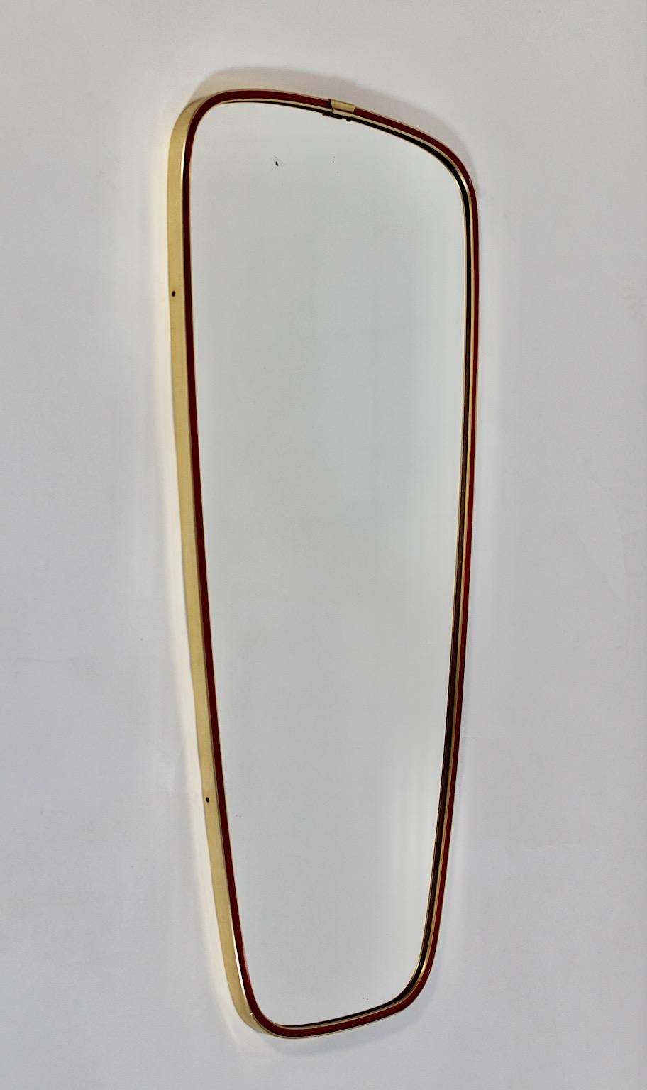 Specchio da parete Vintage del Mid Century Modern Specchio da terra Ottone Fodera rossa 1950 Italia In condizioni buone in vendita a Vienna, AT
