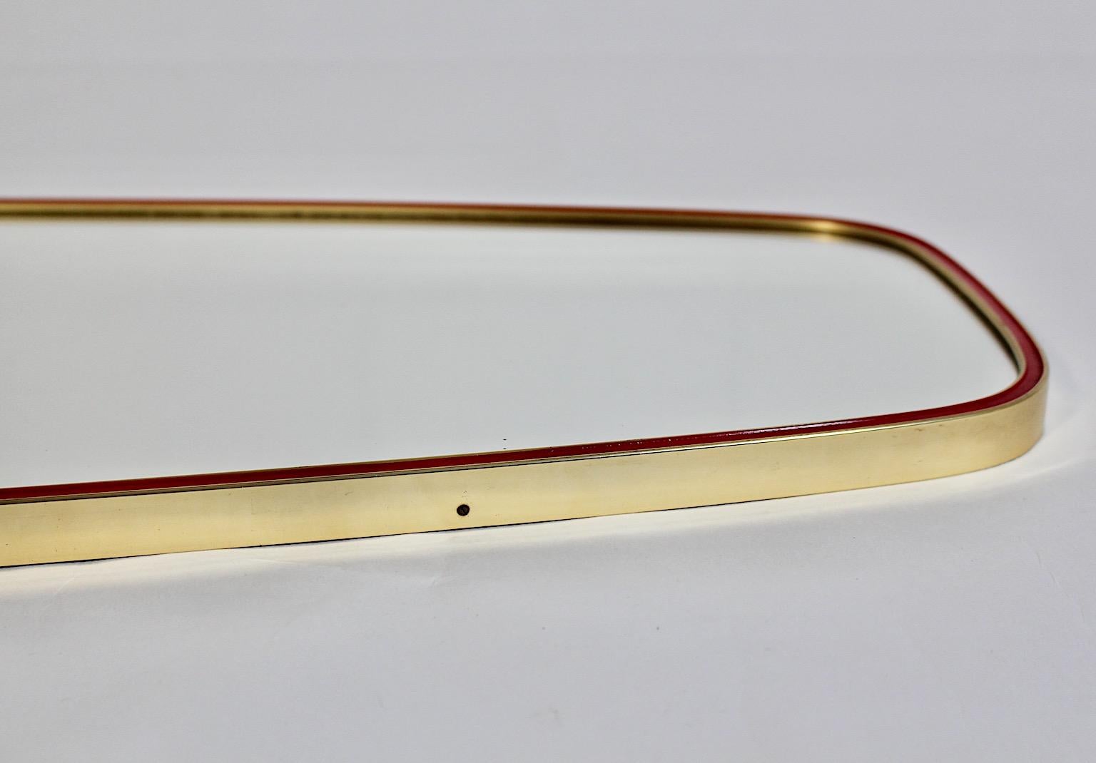 XX secolo Specchio da parete Vintage del Mid Century Modern Specchio da terra Ottone Fodera rossa 1950 Italia in vendita