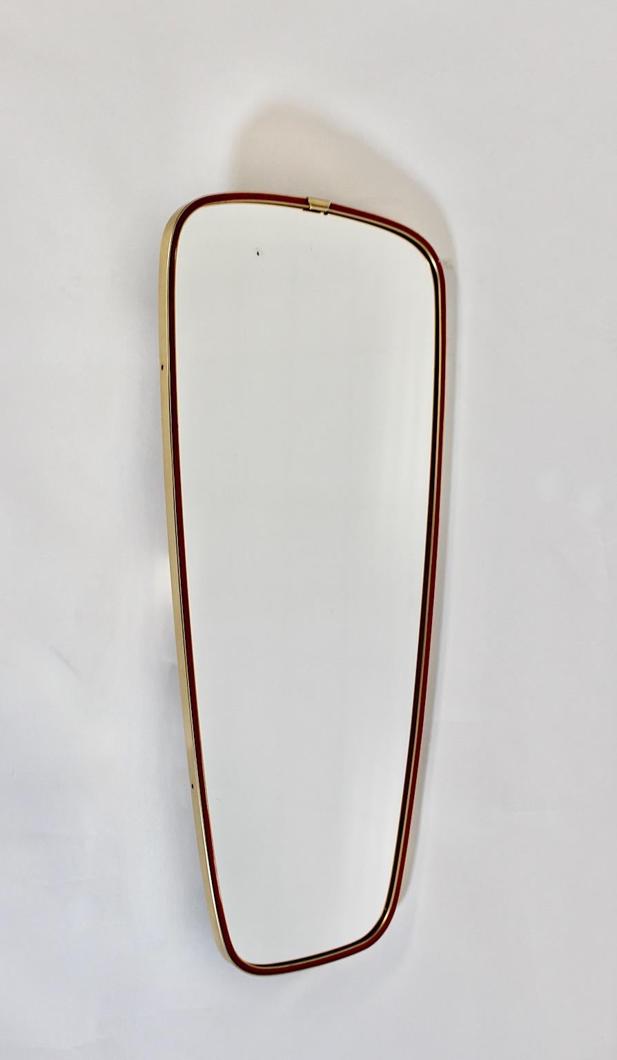 Specchio da parete Vintage del Mid Century Modern Specchio da terra Ottone Fodera rossa 1950 Italia in vendita 1