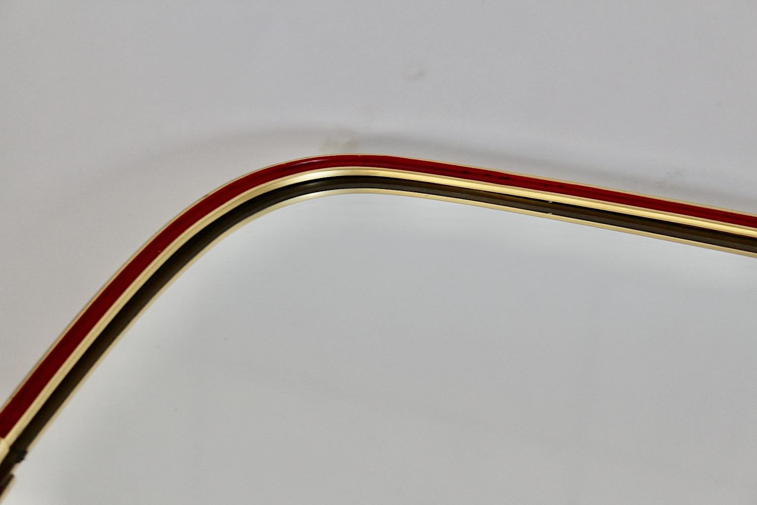 Specchio da parete Vintage del Mid Century Modern Specchio da terra Ottone Fodera rossa 1950 Italia in vendita 3