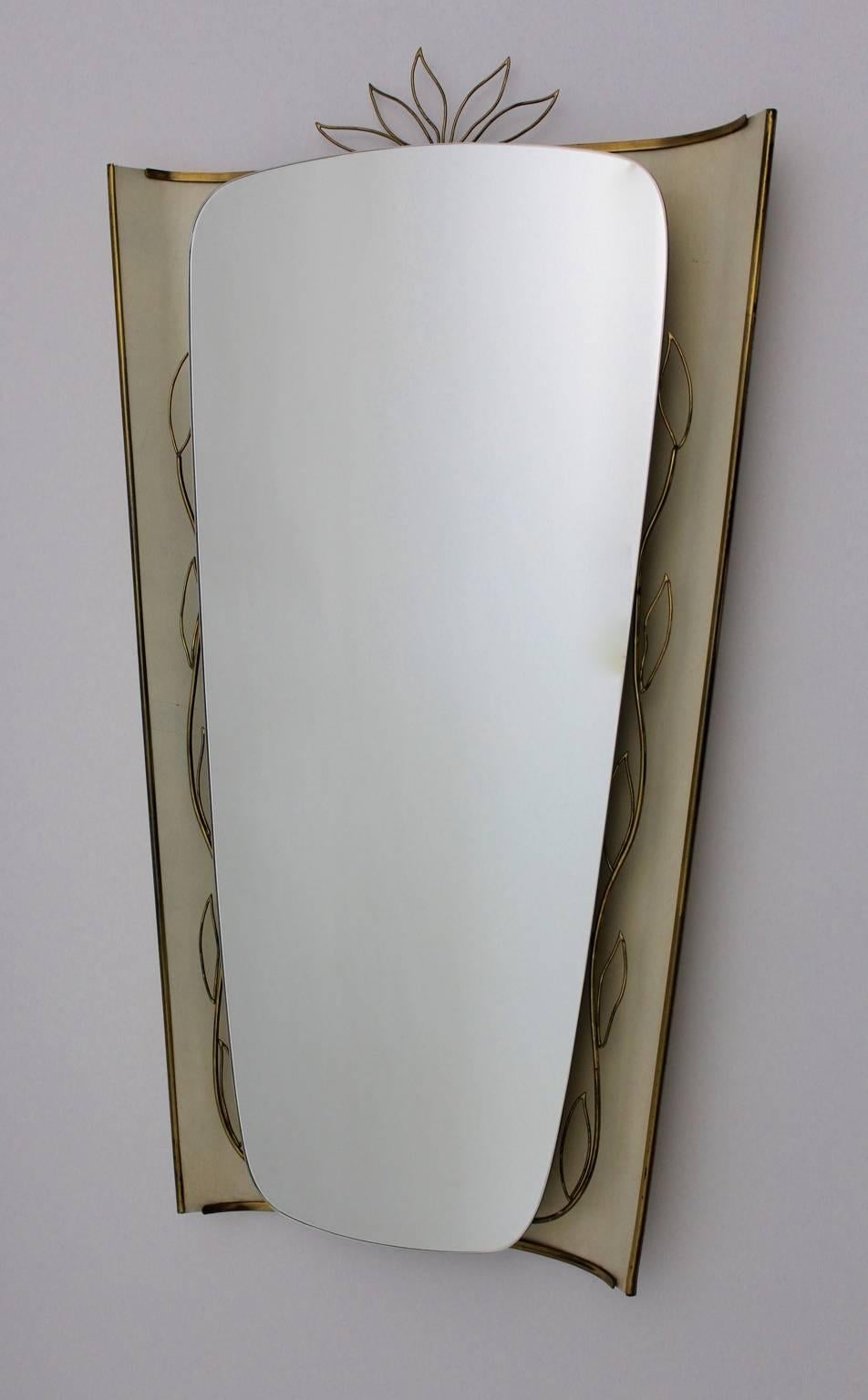 Mid-Century Modern Vintage beleuchteter Wand- oder Bodenspiegel im Stil Gio Ponti, 1950er Jahre Deutschland, aus Blech und Messing. in Buttercreme Farbton.
Während der Wandspiegel ein zartes, geschwungenes Messingdekor aufweist, wirkt der elfenbein-