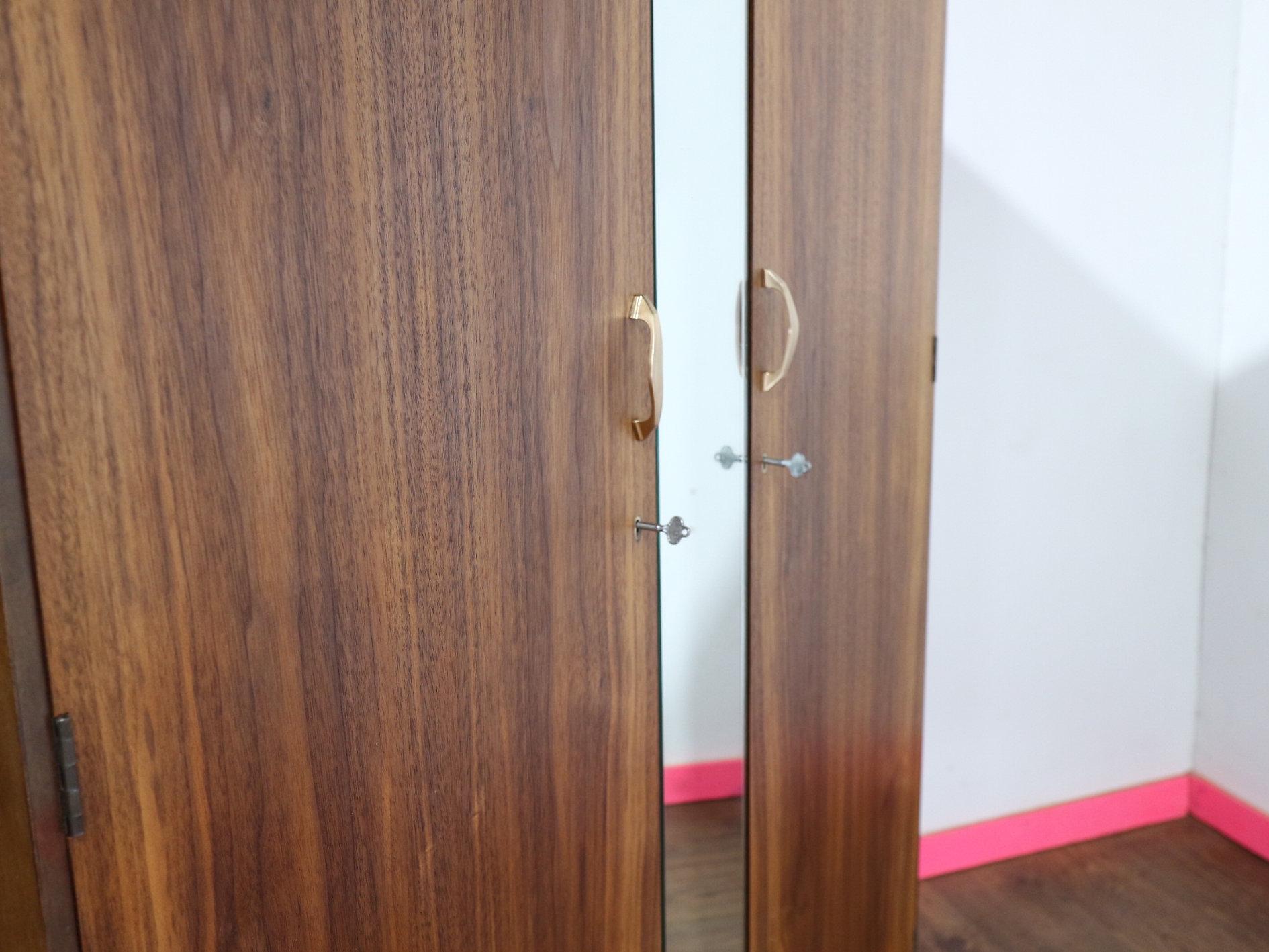 Mid-Century moderno Armadio in legno di noce vintage del Mid Century Modern by Meredew in vendita