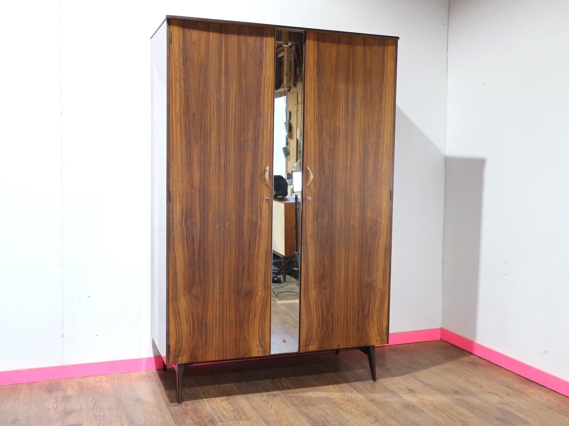 Britannico Armadio in legno di noce vintage del Mid Century Modern by Meredew in vendita