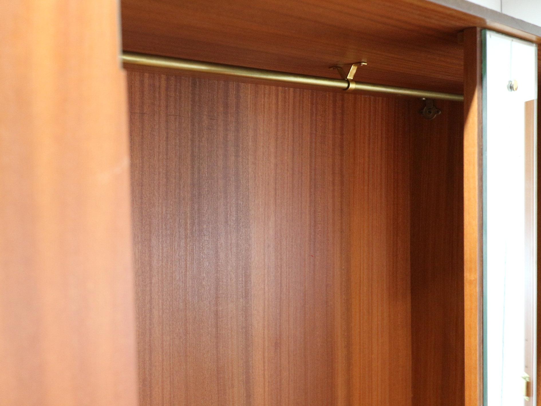 XX secolo Armadio in legno di noce vintage del Mid Century Modern by Meredew in vendita