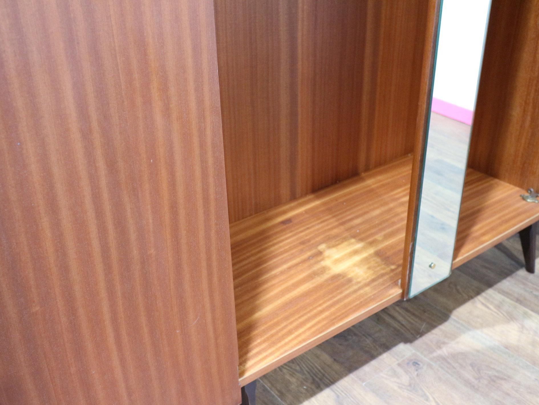 Teak Armadio in legno di noce vintage del Mid Century Modern by Meredew in vendita