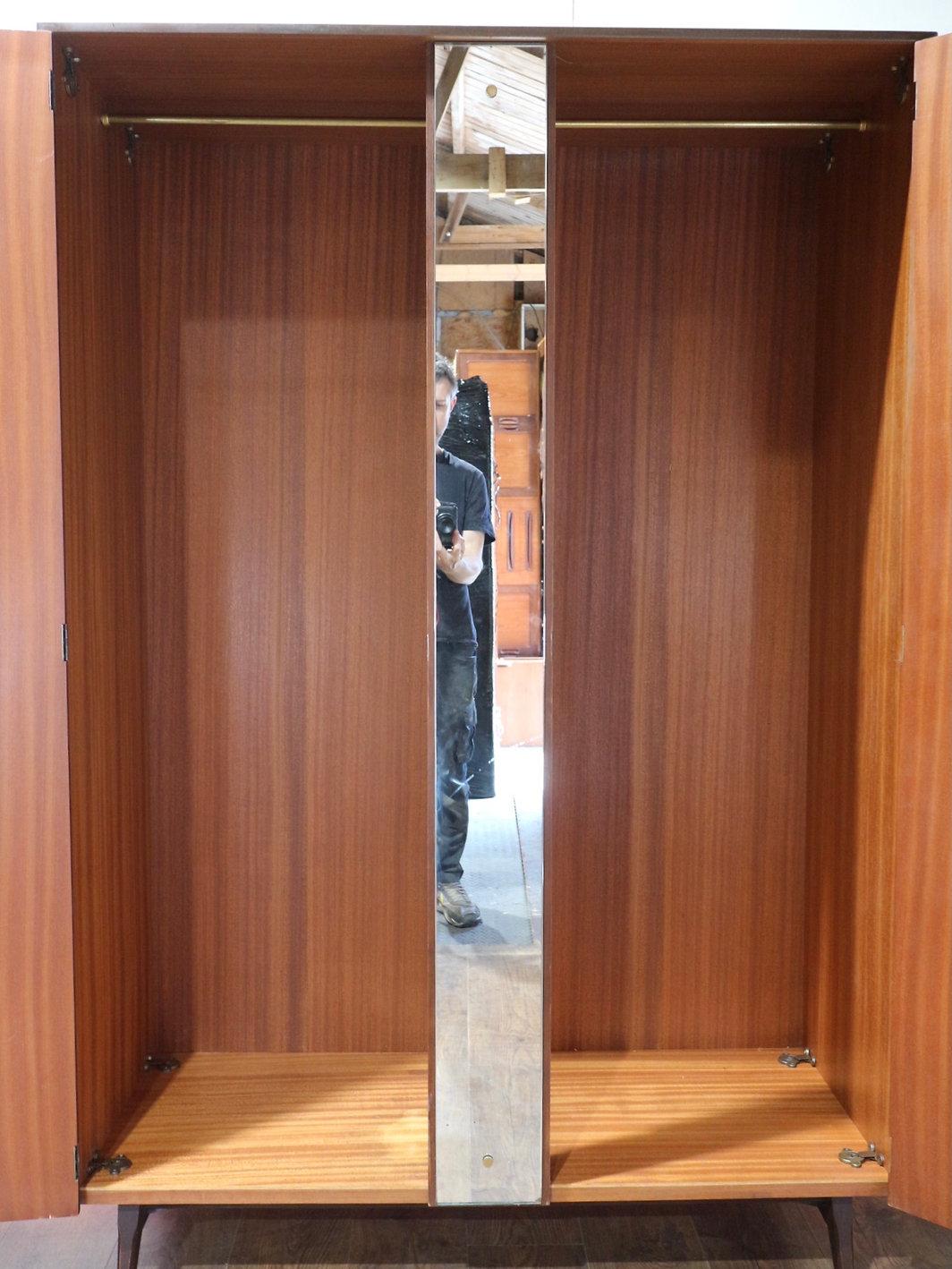 Armadio in legno di noce vintage del Mid Century Modern by Meredew in vendita 1