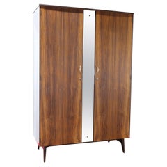 Armadio in legno di noce vintage del Mid Century Modern by Meredew