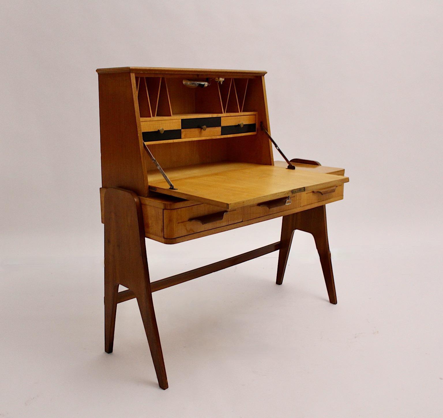 Mid-Century Modern Vintage Sekretär Schreibtisch Bureau Ico Parisi Stil aus Nussbaum und Esche Furniere entworfen und hergestellt 1950er Jahre Italien. 
Der schöne Schreibtisch verfügt über drei geräumige Schubladen und eine Schreibtischplatte. Wenn