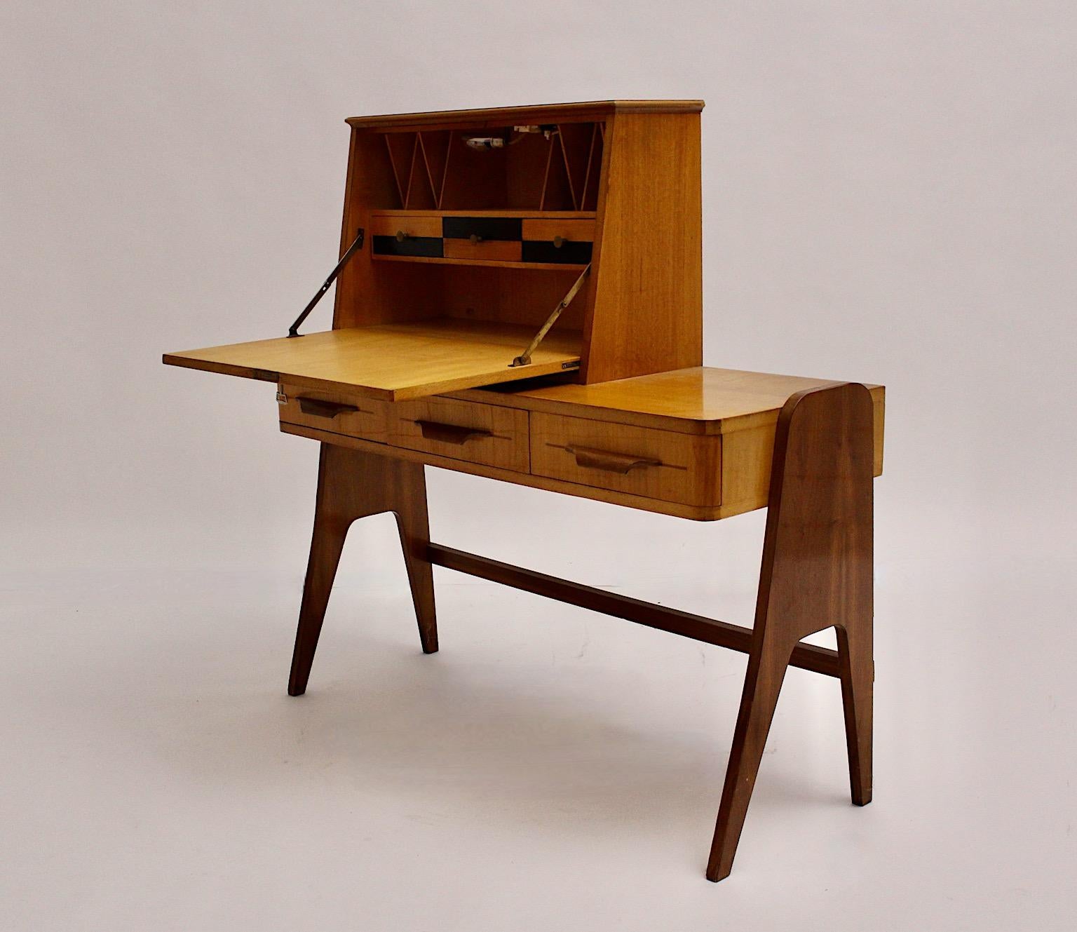Mid-Century Modern Vintage Nussbaum Esche Schreibtisch Sekretär, 1950er Jahre, Italien (Moderne der Mitte des Jahrhunderts) im Angebot