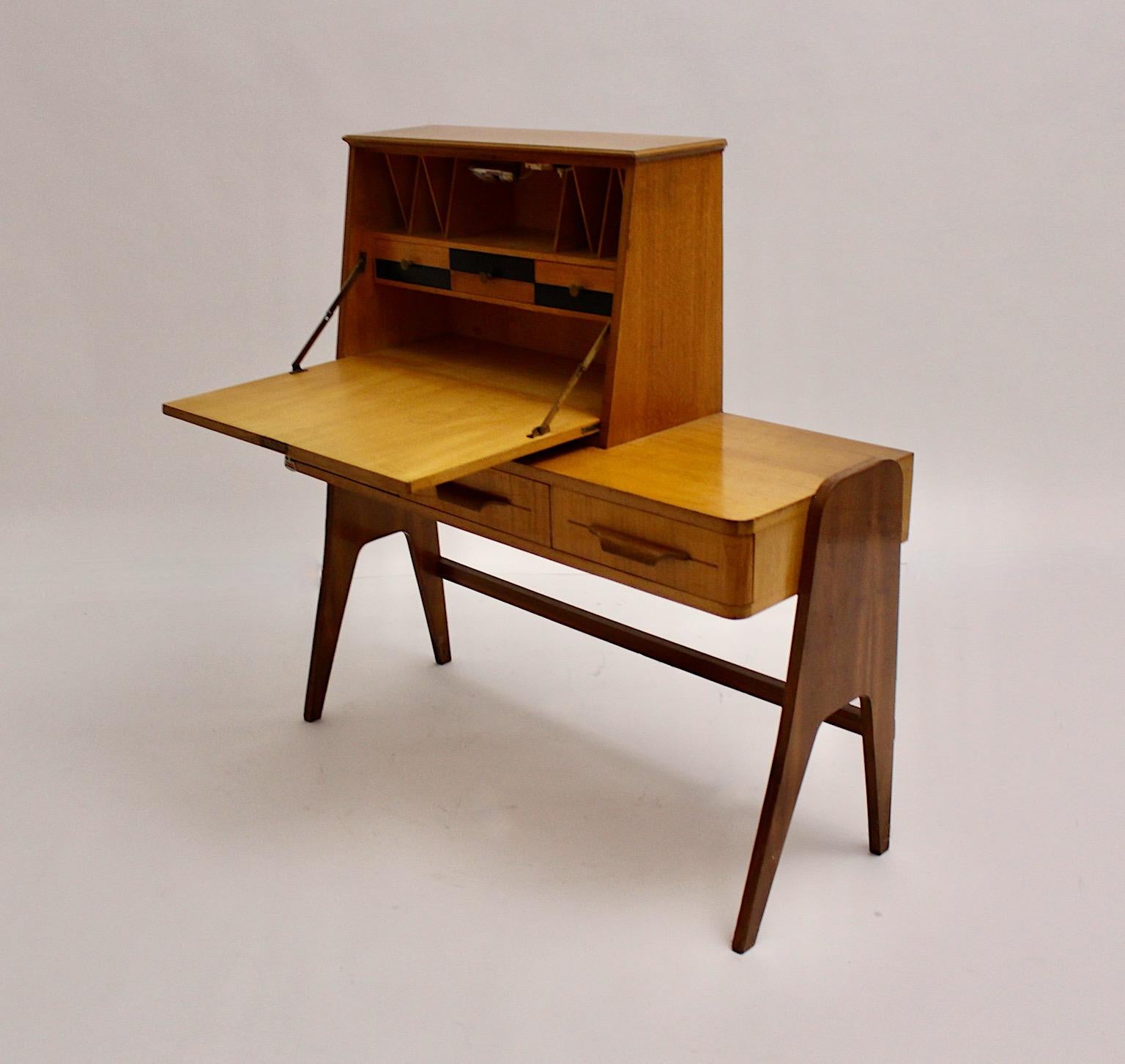 Mid-Century Modern Vintage Nussbaum Esche Schreibtisch Sekretär, 1950er Jahre, Italien (Italienisch) im Angebot