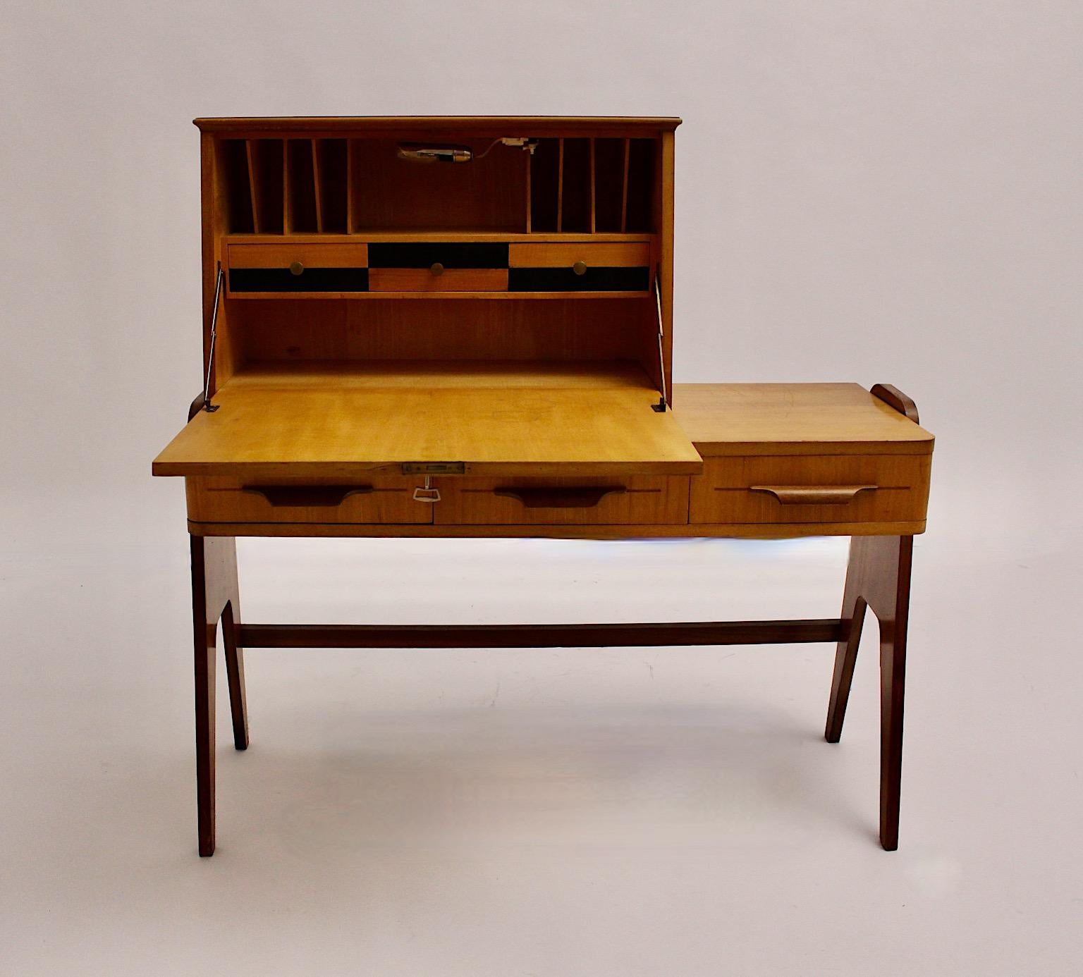 Mid-Century Modern Vintage Nussbaum Esche Schreibtisch Sekretär, 1950er Jahre, Italien (Furnier) im Angebot