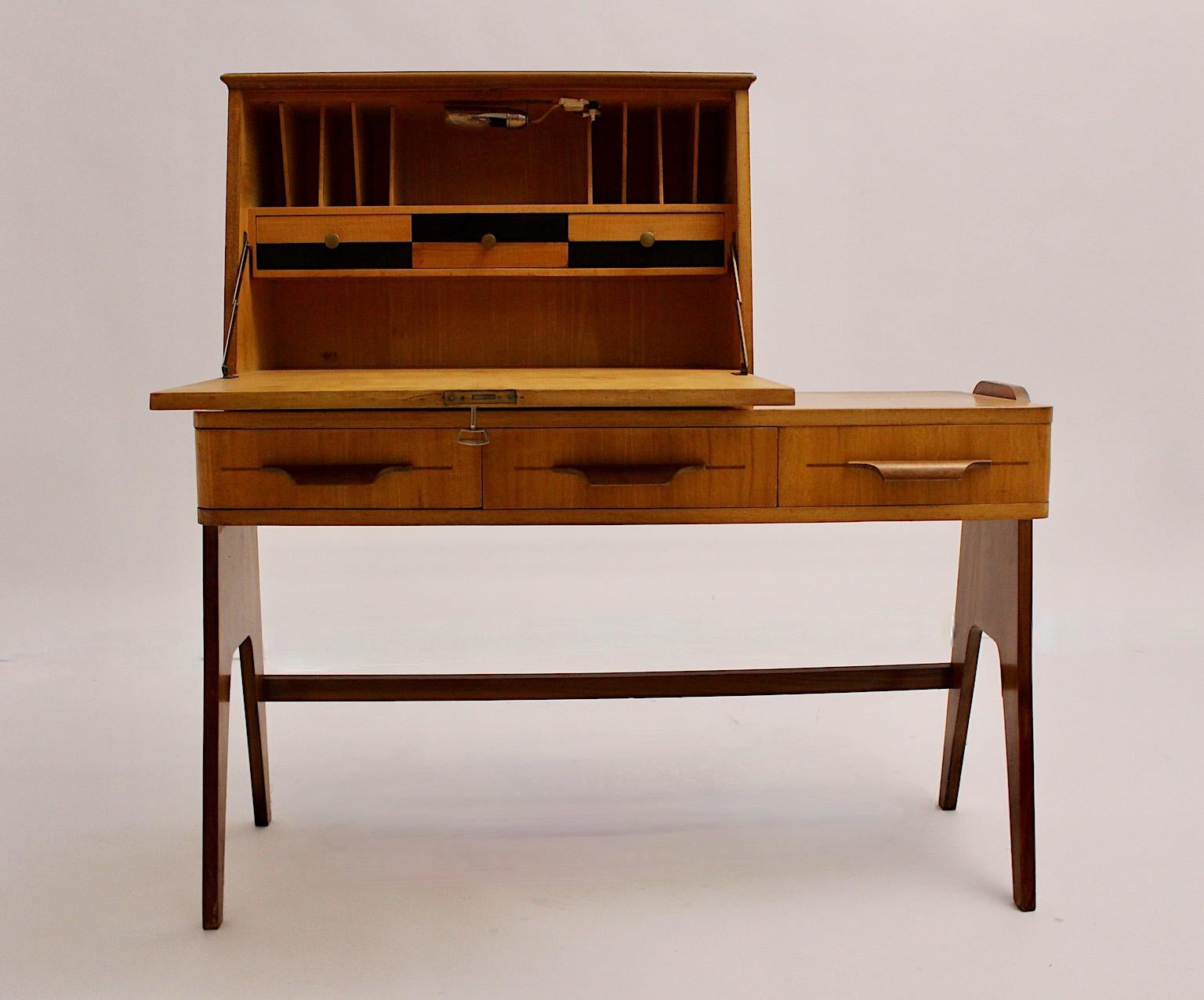 Mid-Century Modern Vintage Nussbaum Esche Schreibtisch Sekretär, 1950er Jahre, Italien im Zustand „Starke Gebrauchsspuren“ im Angebot in Vienna, AT